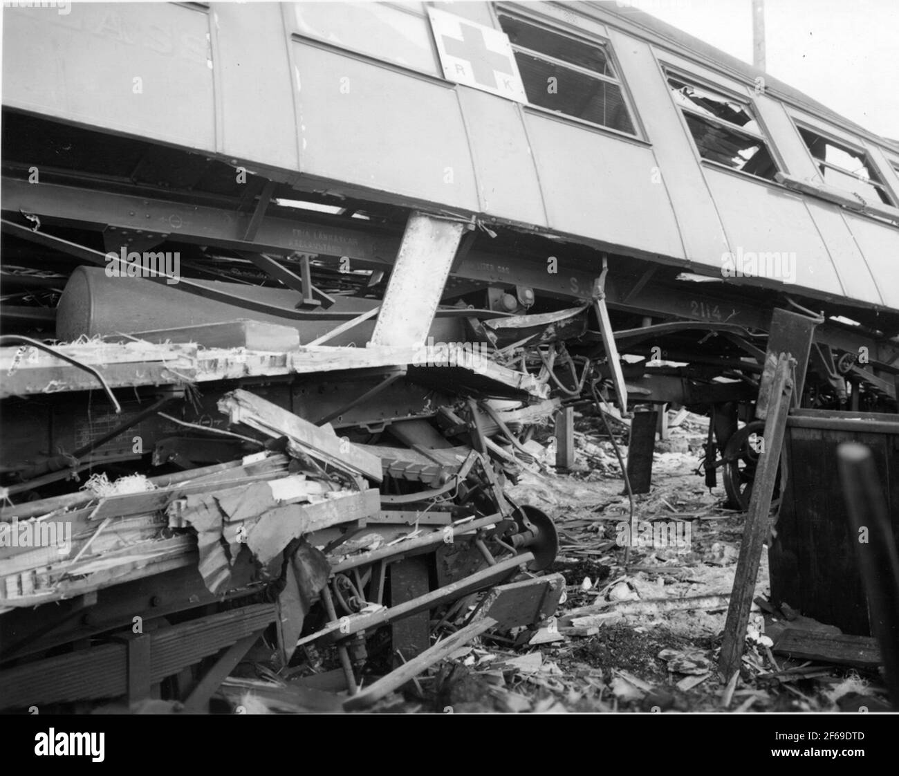 Staatsbahnen, SJ C3D 2114. Eisenbahnunfall Holmsveden 1917-02-16. Der von der Dampflokomotive SJ B 1324 gezeichnete Zug 3048 wurde durch ein gefälltes Getriebe in eine Seitenspur geführt und getrackt. Stockfoto