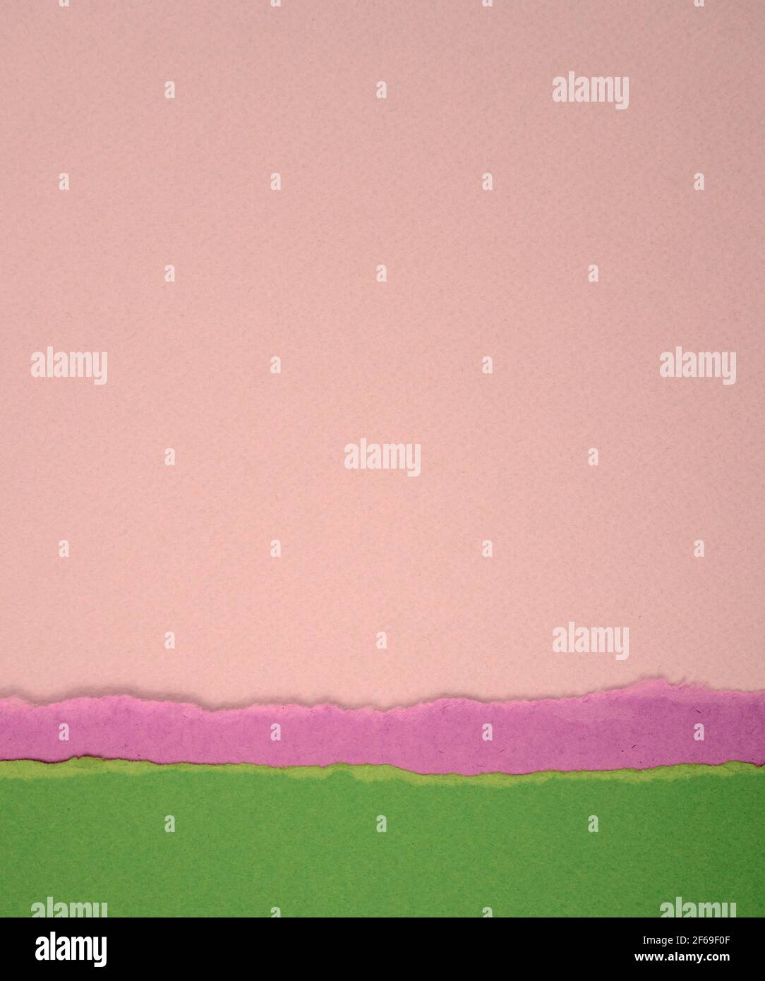 Papier abstrakte Textur Hintergrund. Blank matt abgerissen grün, lila, neutral, rosa Pastell, Erdfarben-Papiere Kombination. Freier Speicherplatz. Draufsicht. Stockfoto