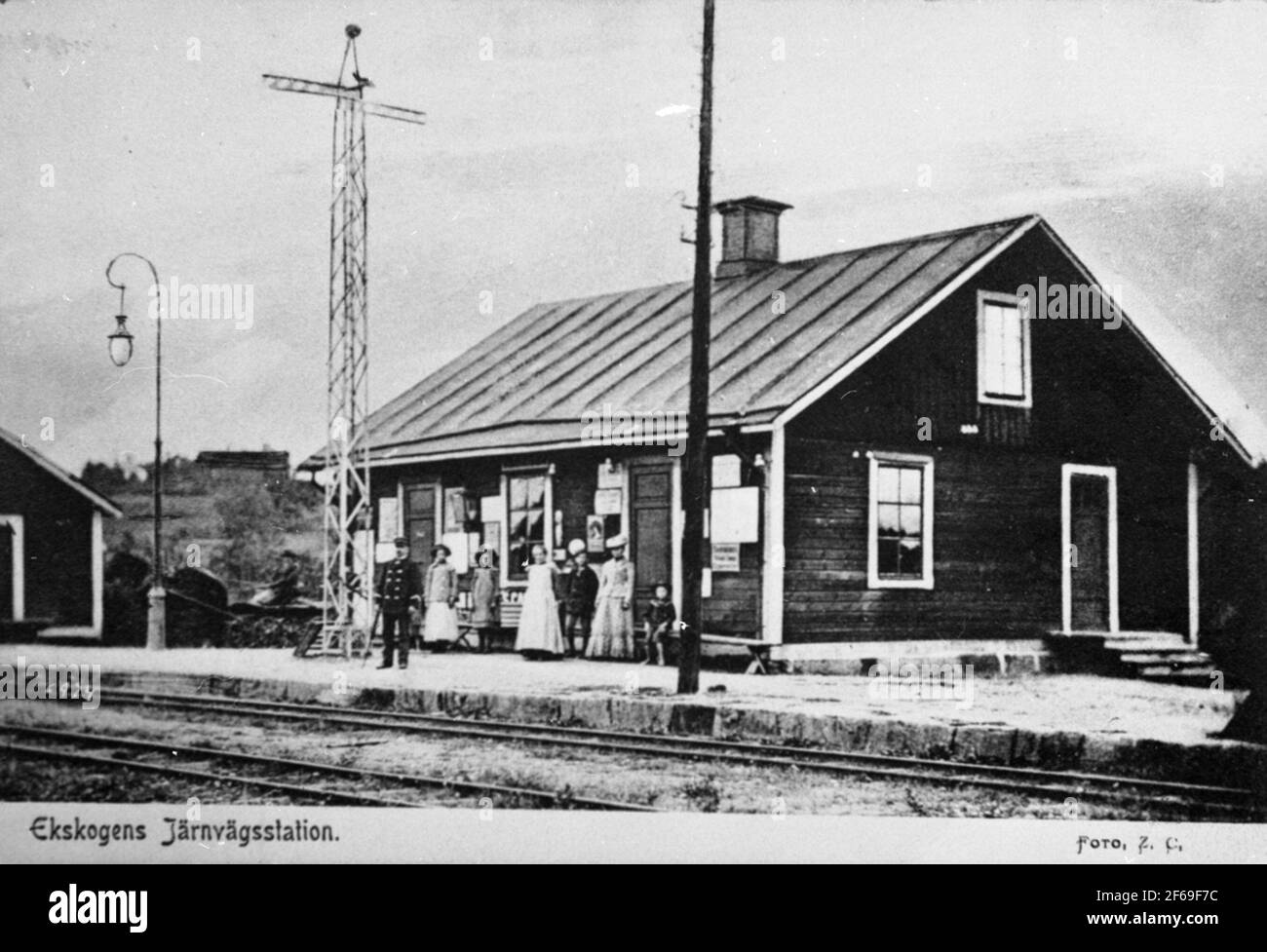 Postkarte mit Motiven vom Bahnhof Ekskogen. An der Semaphore der Stationsleiter, möglicherweise Carl Andersson oder O P Nordahl. Stockfoto