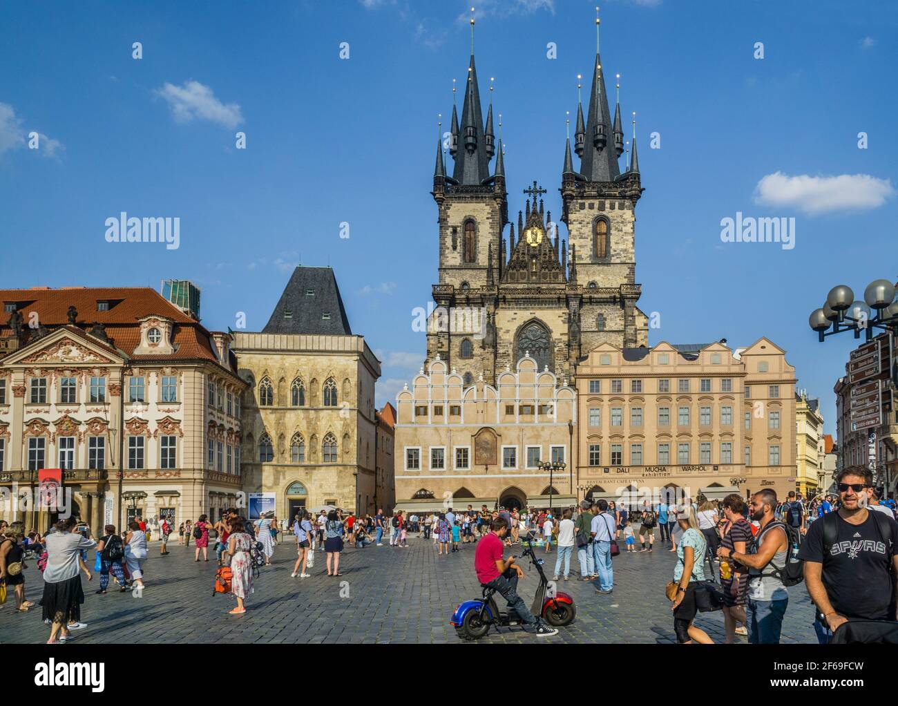 Altstädter Ring mit Blick auf die Türme der Kirche unserer Lieben Frau vor Týn, Hauptstadt von Prag, Tschechische Republik Stockfoto