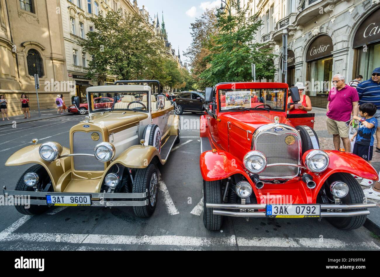 Ford Oldtimer Autos bietet Sightseeing-Touren in der Altstadt von Prag, Hauptstadt von Prag, Tschechische Republik Stockfoto