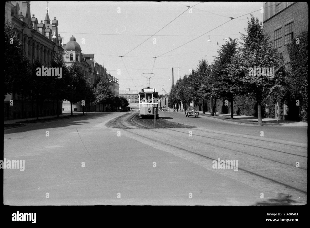 Am Littograph an der Ostpromenade gingen die Gleise vom Zentrum der Straße nach Eastern Allen in Norrköping. In der Mitte des Bildes gesehen Norrköping Straßenbahnlinien, NS-Straßenbahn, die verkehrsreiche Linie 1. Stockfoto