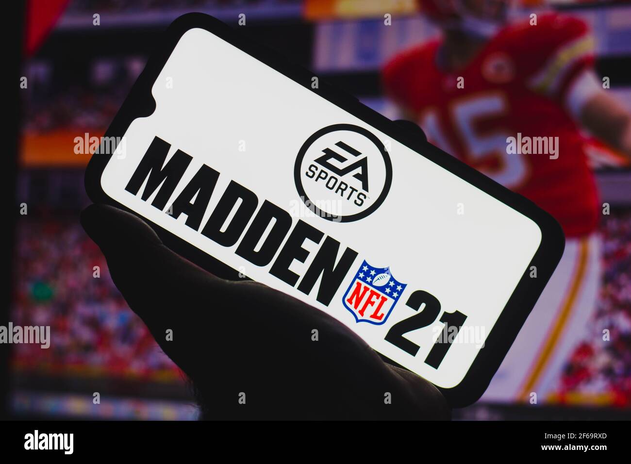 In dieser Abbildung wird das Madden NFL 21 Logo auf einem Smartphone angezeigt. Es ist ein American Football Videospiel auf der Grundlage der National Football League Stockfoto