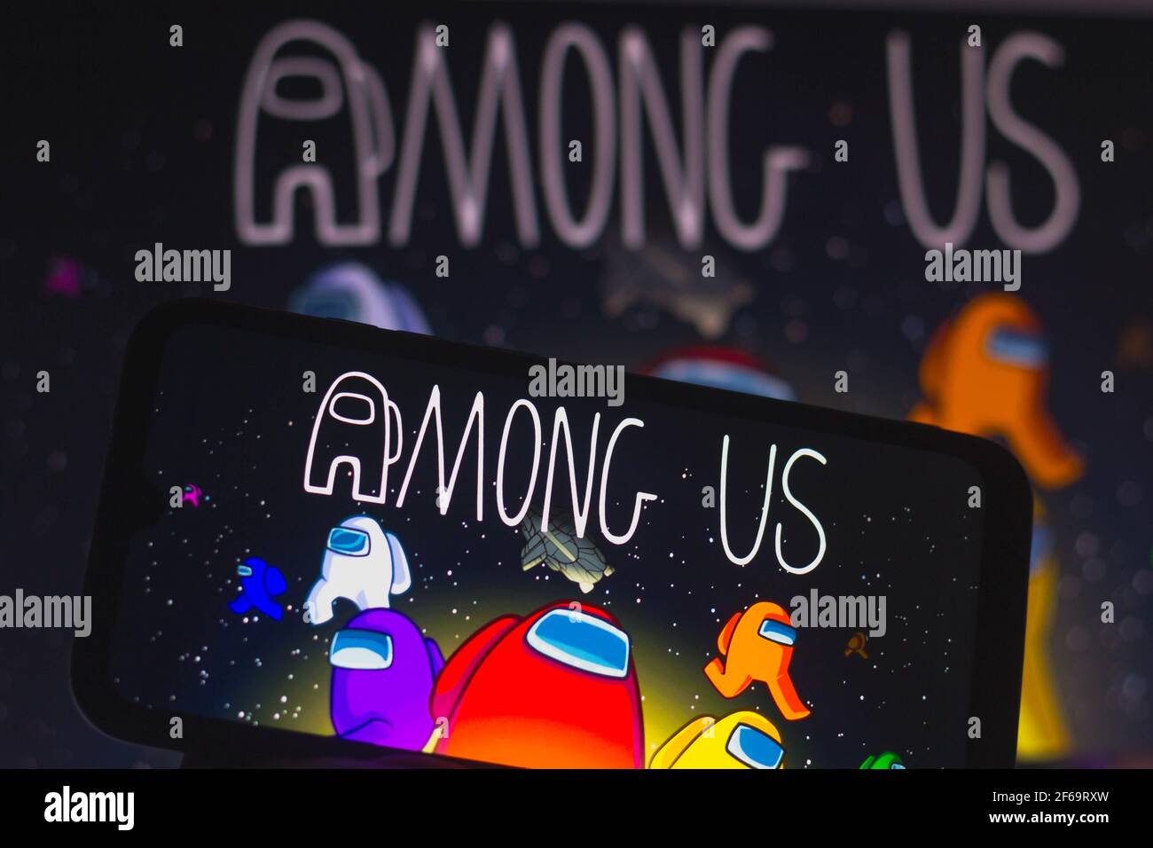 In diesem Foto Illustration unter uns Logo auf einem Smartphone angezeigt. Unter uns ist ein Online-elektronisches Spiel, der Gruppe Spiel und Überleben Genres. Stockfoto