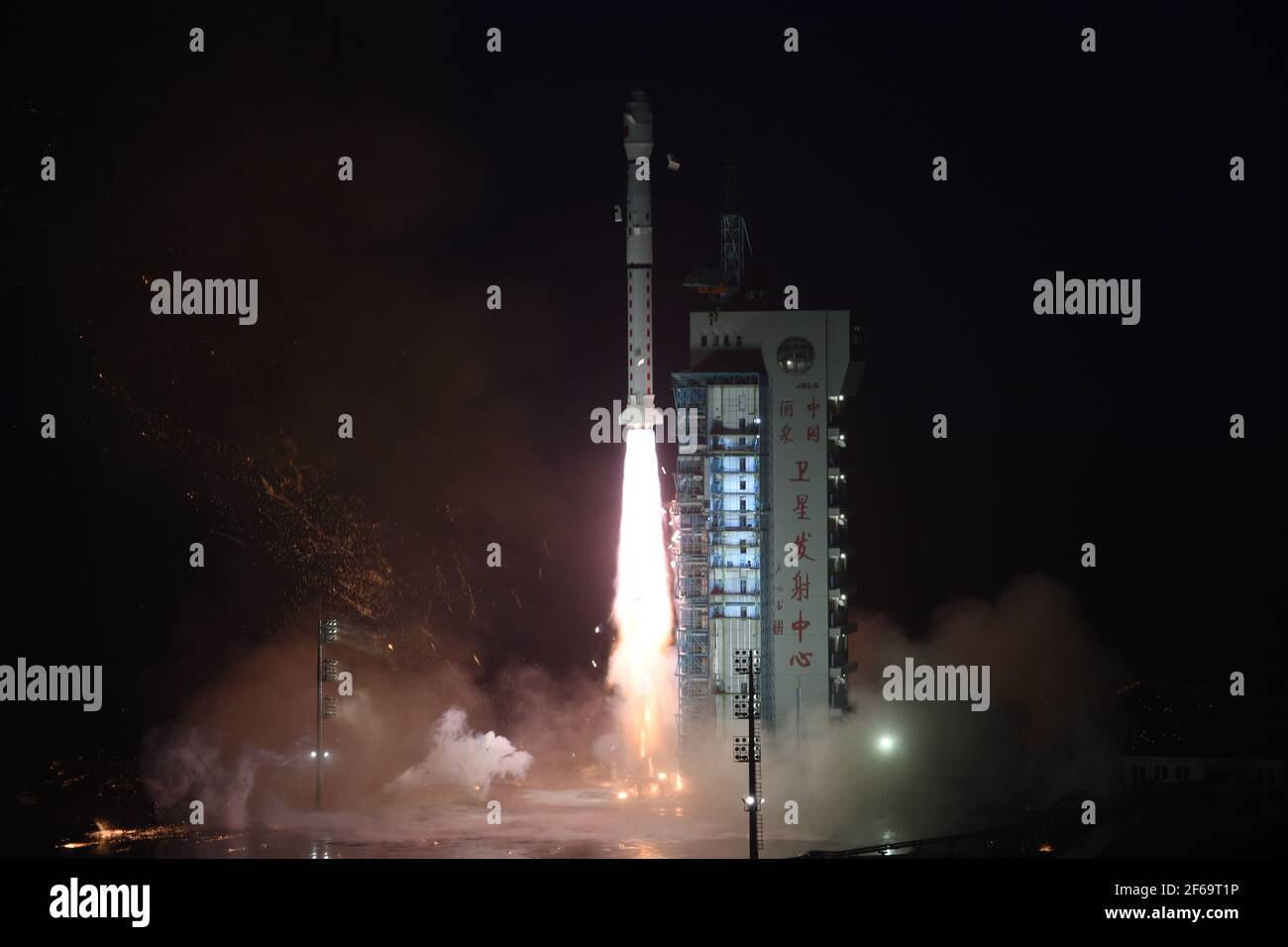Jiuquan. März 2021, 31st. Am 4C 31. März 2021 startet eine lange Rakete mit dem Erdbeobachtungssatelliten Gaofen-12 02 aus dem Jiuquan Satellite Launch Center im Nordwesten Chinas. Quelle: Wang Jiangbo/Xinhua/Alamy Live News Stockfoto