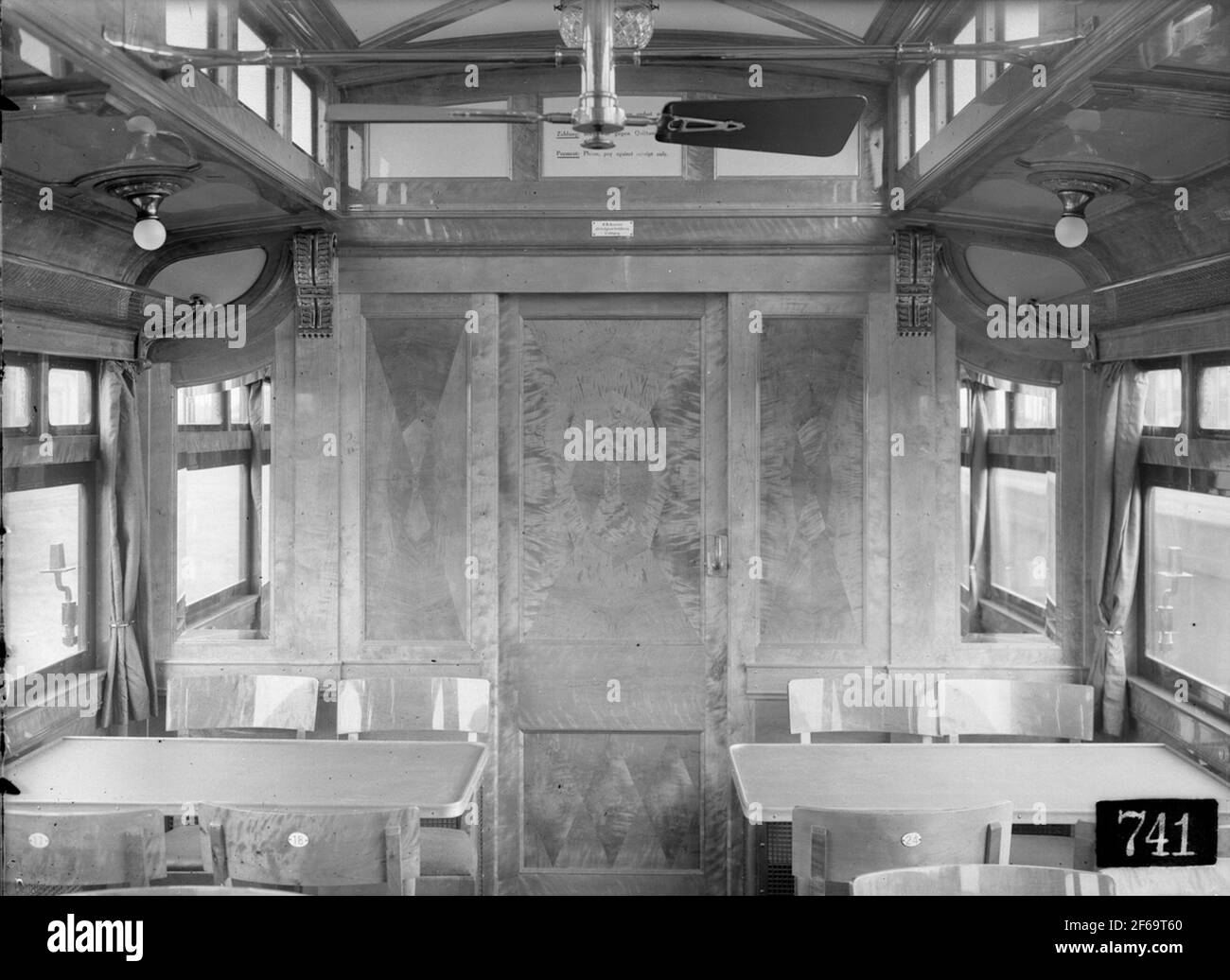 Die Staatsbahnen, SJ Abo3a 2704. Der Speisesaal mit den polierten geflammten Birken-Möbeln, sehen auch den Deckenventilator. Wagen gebaut in Linköping 1927. 1975 verschrottet. Stockfoto