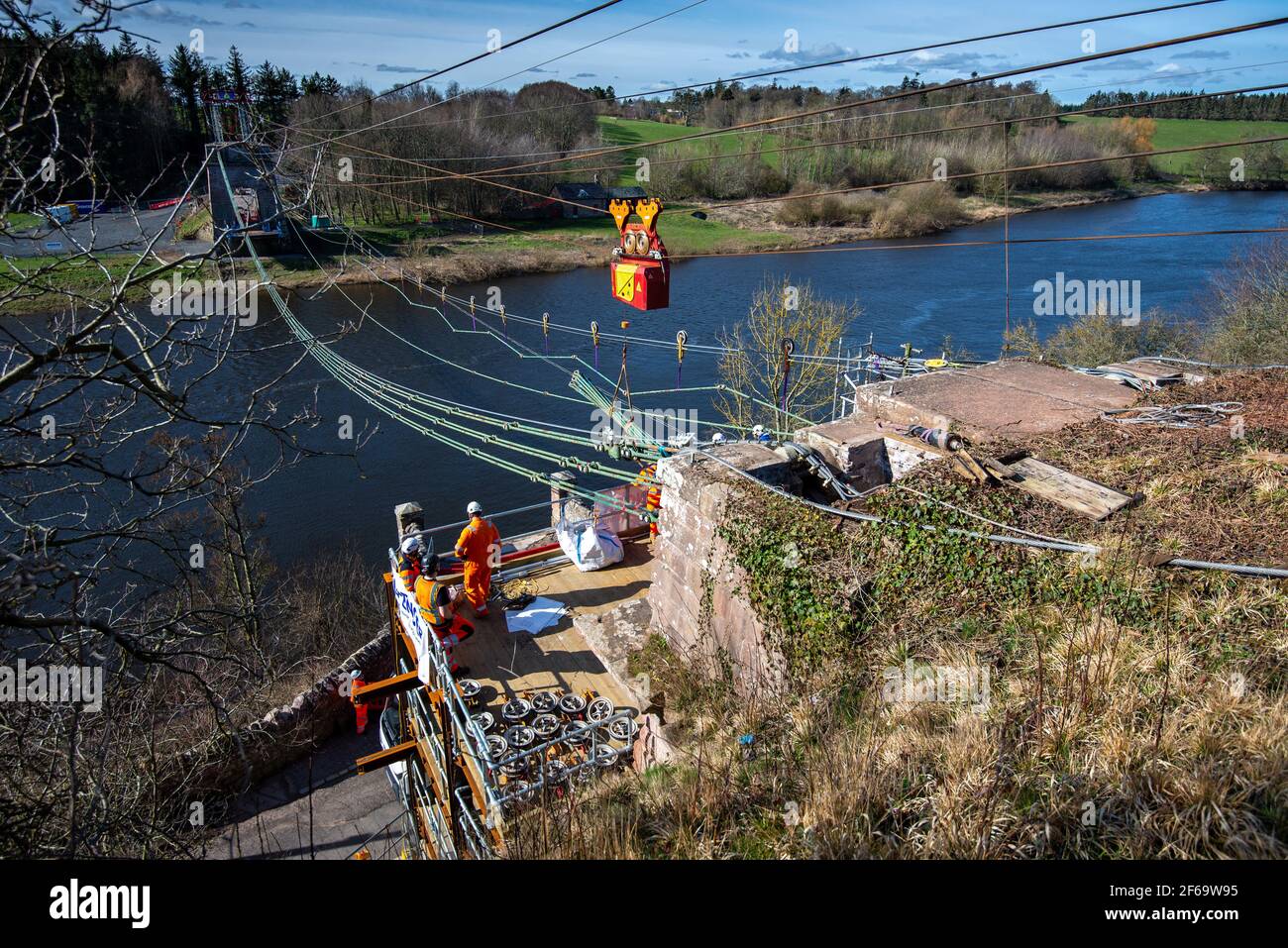 Die 1820 erbaute Union Chain Bridge über den Fluss Tweed wird 2020/21 von Spencer Engineering einer umfassenden Renovierung unterzogen. Stockfoto