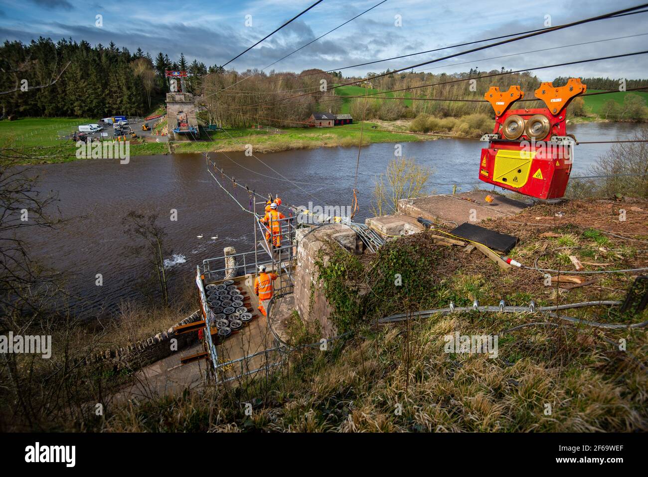 Die 1820 erbaute Union Chain Bridge über den Fluss Tweed wird 2020/21 von Spencer Engineering einer umfassenden Renovierung unterzogen. Stockfoto