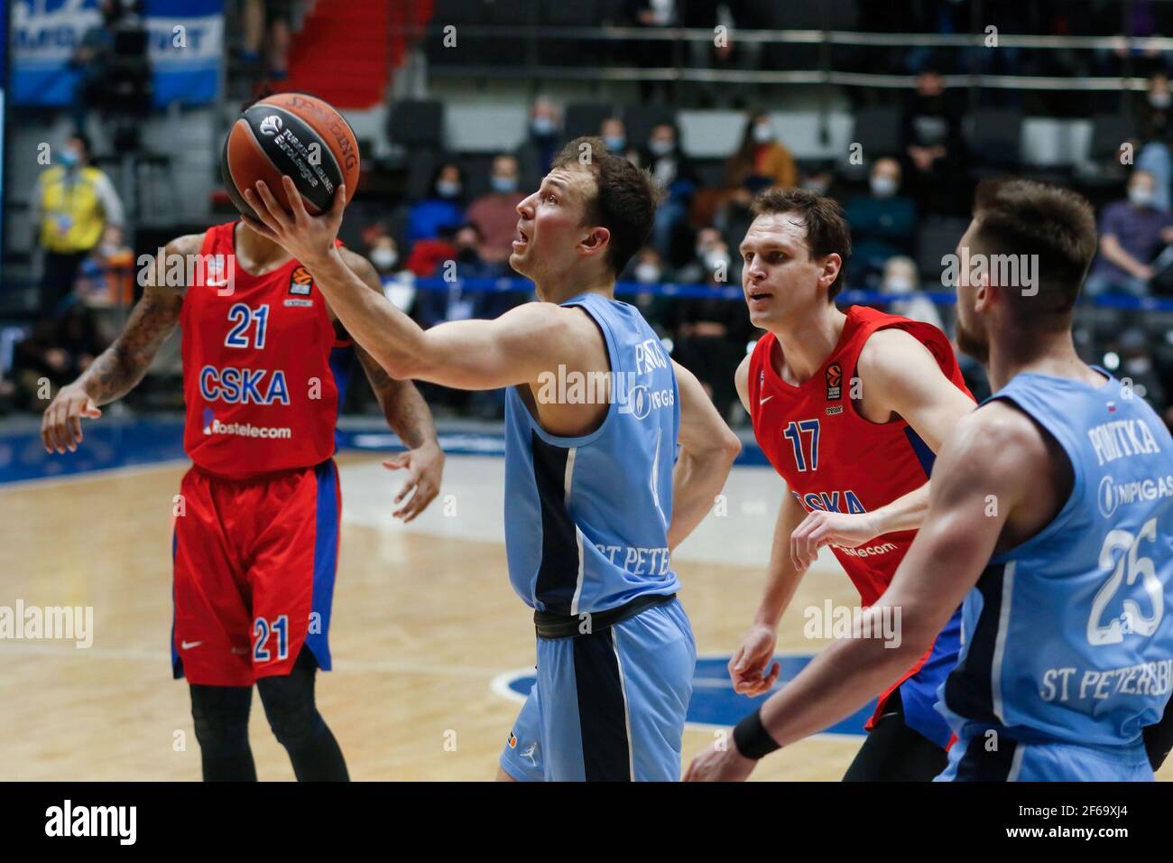 Kevin Pangos (4) von Zenit wird während der 2020/2021 Turkish Airlines EuroLeague Regular Season Round 32, einem Spiel zwischen BC CSKA Moskau und Zenit St. Petersburg in der Sibur Arena, in Aktion gesehen. (Endstand; Zenit St. Petersburg 74:86 CSKA) Stockfoto