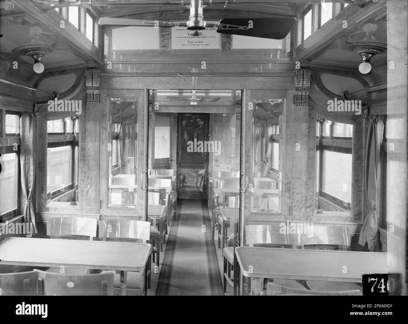 Die Staatsbahnen, SJ Abo3a 2704. Der Speisesaal mit den polierten geflammten Birken-Möbeln, sehen auch den Deckenventilator. Wagen gebaut in Linköping 1927. 1975 verschrottet. Stockfoto