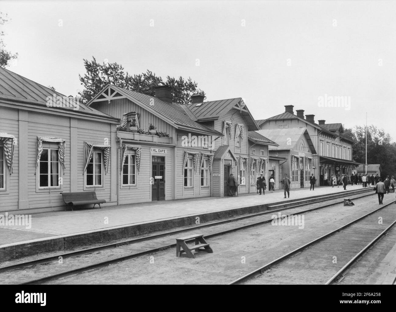 Tillberga Bahnhof und Hotel.Stionen Baujahr 1875, Baujahr 1890 mit einer Etage, Unterkunft für den Stationsleiter, Sten Cargo in Sten 1881. 1900 wurde das Warenmagazin von der südlichen zur nördlichen Seite der Eisenbahn verlegt. Neuwarenmagazin 1944. 5-Tonnen Bokekran 1931. 1942 drei freistehende Plattformdecken. Brücke über 1922 fahren. Zwei Sternehäuser aus dem Jahr 1906. Wasserstation und Drehscheibe 1892. Neue Kohle-Box und Strom Licht auf dem Eimer 1899. Der Bau der Kutschenwerkstatt begann im Jahr 1917 und durch den Locator im Jahr 1924. Service Unterkunft im Jahr 1886 gebaut. Sichere Zimmer für 100 Stockfoto