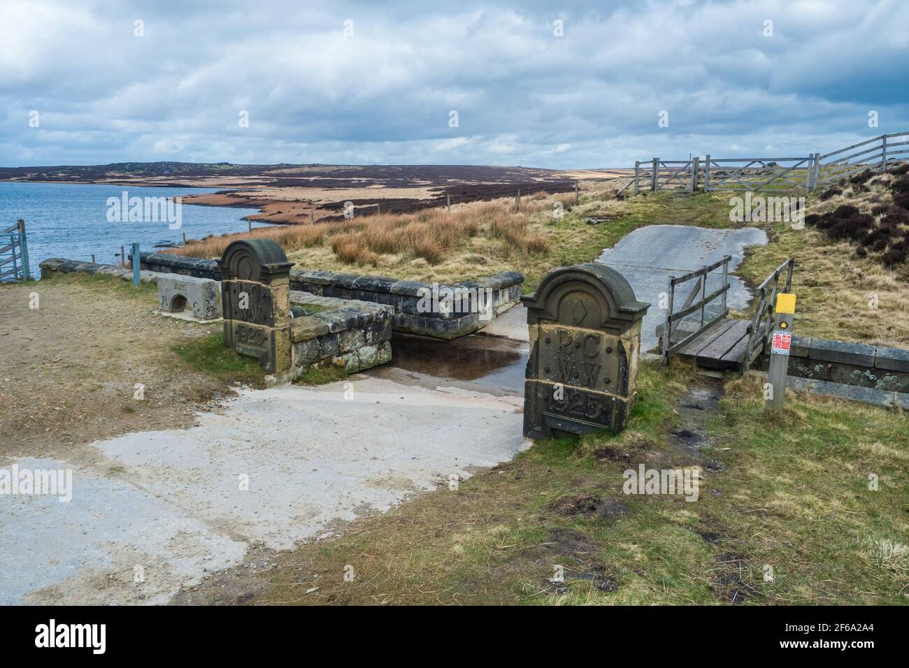 Vom Weißen Haus in Richtung Norden hält sich der Pennine Way auf dem höheren Boden, umgeht die Stauseen oberhalb von Walsden und bahnt sich seinen Weg nach Stoodley Pike Stockfoto