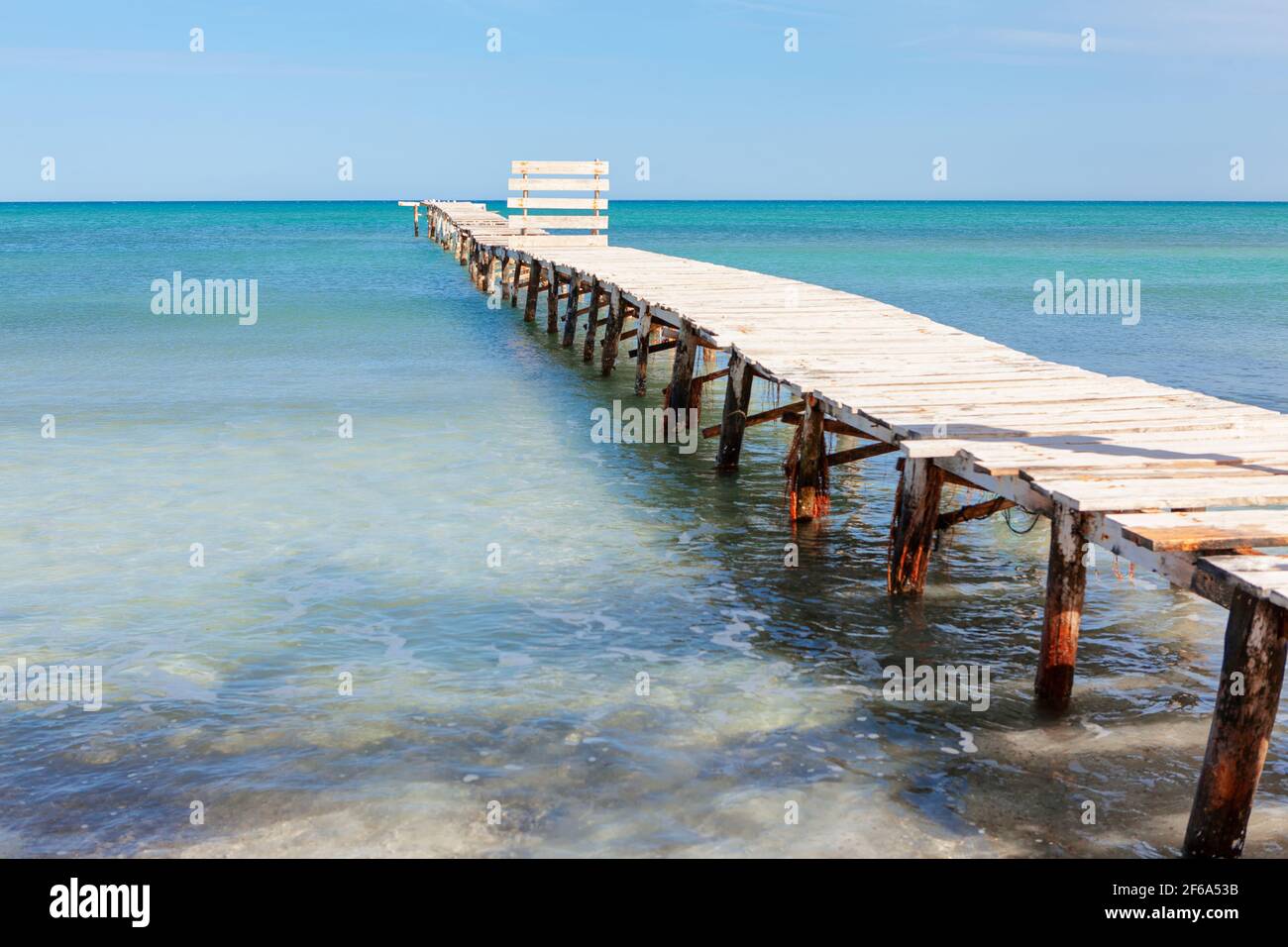 Alte kaputte Fußgängerbrücke zum Meer. Alte Pier mit kaputten Planken. Weg zum Meer Stockfoto