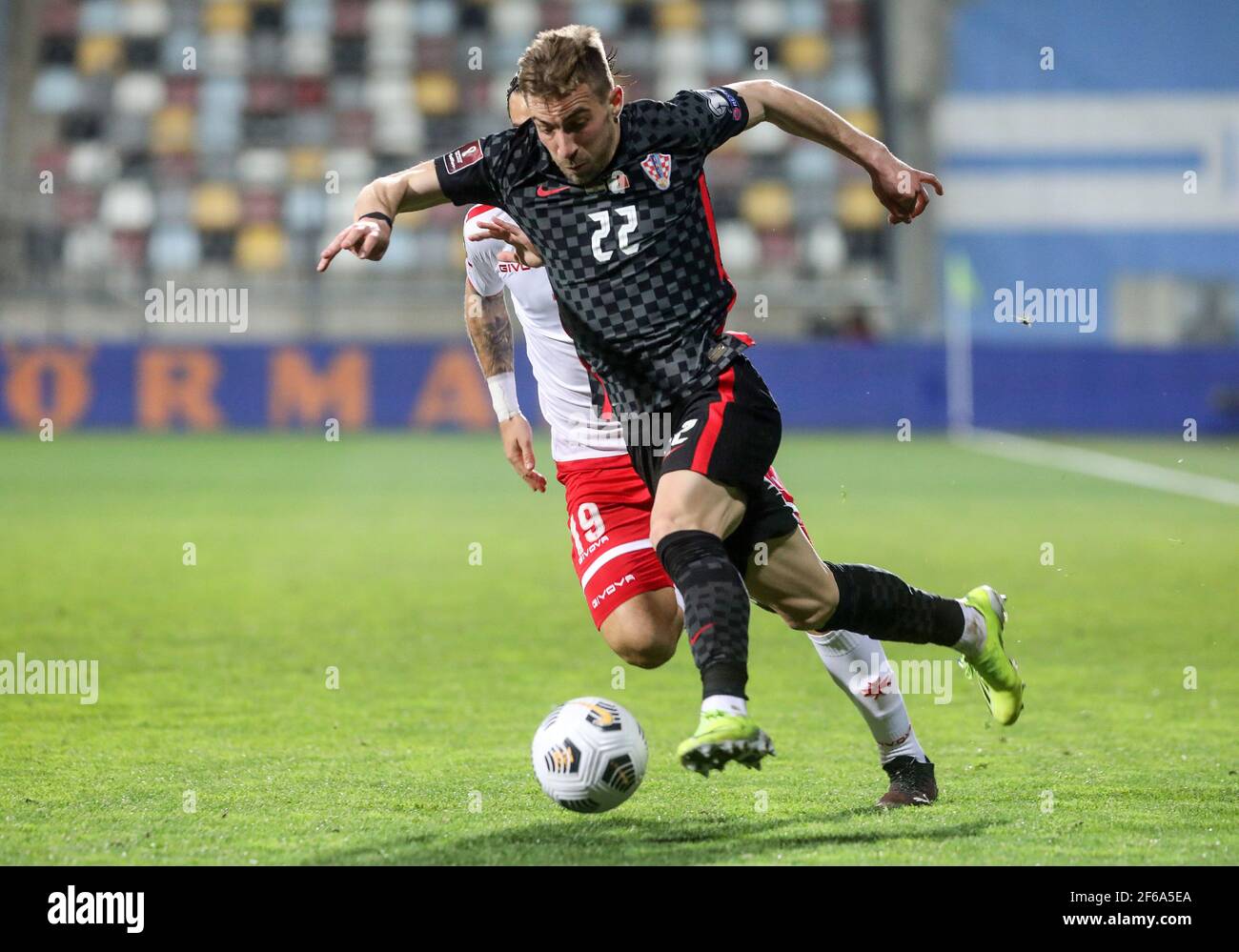 (210331) -- RIJEKA, 31. März 2021 (Xinhua) -- Dario Melnjak (vorne) aus Kroatien tritt beim Qualifikationsspiel der FIFA Weltmeisterschaft 2022 zwischen Kroatien und Malta in Rijeka, Kroatien, am 30. März 2021 an. (Slavko Midzor/Pixsell über Xinhua) Stockfoto