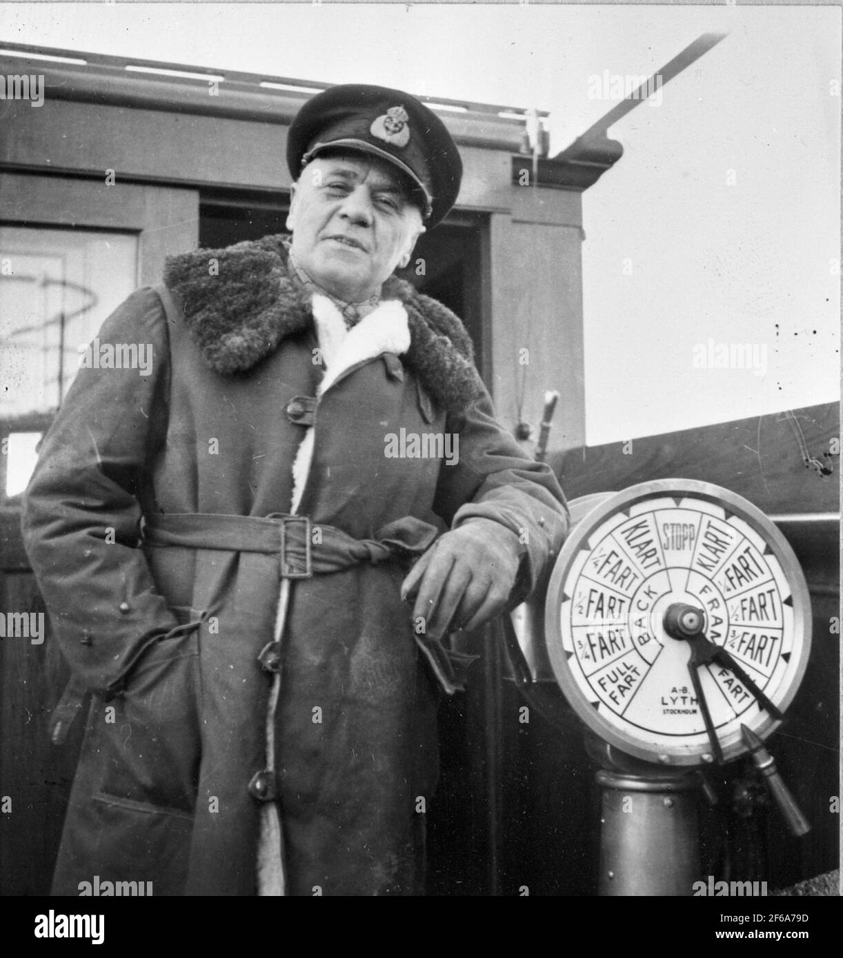 Die Frachtfähre 'starke', Kapitän Eriksson auf der Kommandobrücke. Tank, um gemeinsam eine Eisbrecherfähre für Kungsleden zu bauen führte zu dem Rumpf zu starke wurde in Kiel gebaut und dass die Fähre auf Lindholmen Runden in Göteborg abgeschlossen wurde. Im Januar 1931 wurde sie in Dienst gestellt, nach einem zufälligen Kampf um den Namen des Stards, 26. Februar 1942 würde stark helfen, den König, der vor Rügen eingefroren. Besser ging es jedoch nicht, als dass ein Fahrer beim Heck der starke stecken blieb und mehrere Eisenbahnwaggons aufspürten. An Bord waren 44 Mannsbesatzungen und zehn Personen im Restaurant Sta Stockfoto