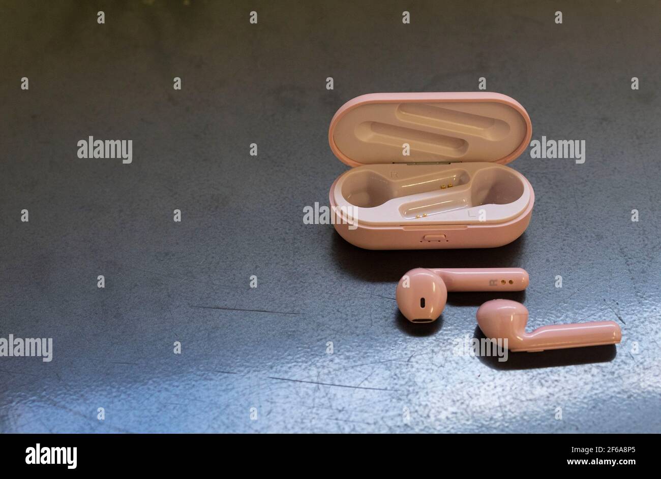 Kopfhörer Wurden Auf Dem Tisch Weggelassen Stockfoto