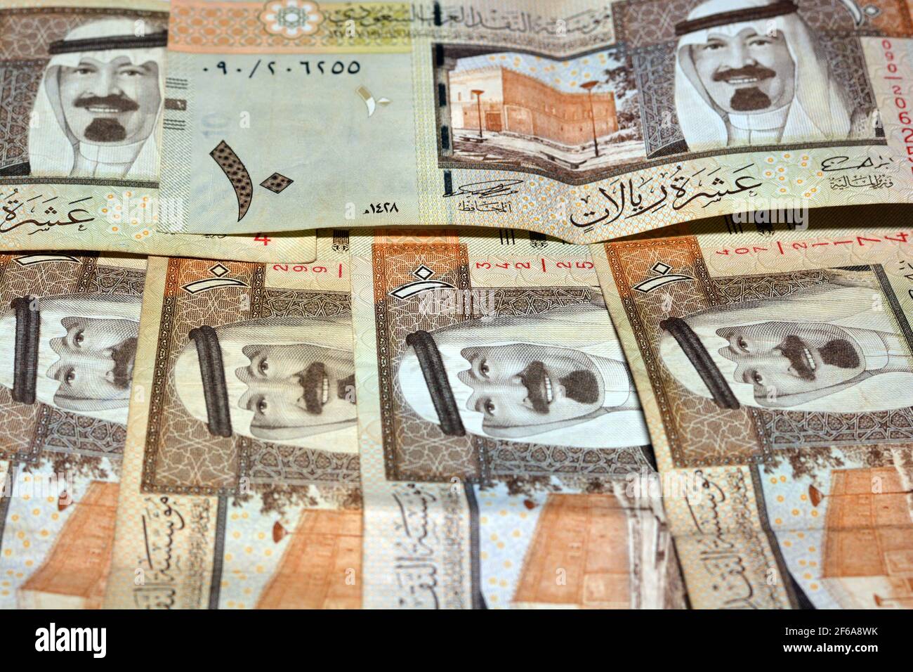 Nahaufnahme von Saudi-Arabien10 Riyal-Banknote, der Saudi-Riyal ist die Währung von Saudi-Arabien, selektiver Fokus von Saudi-Königreich zehn Riyal-Bargeld Stockfoto