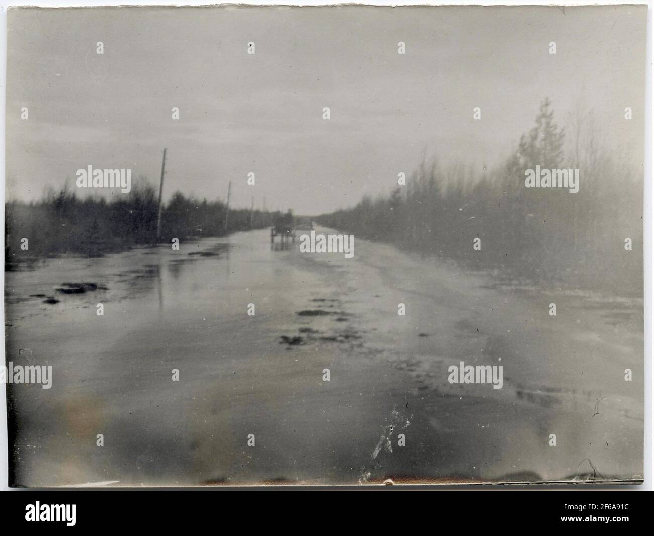Überflutete Landstraße irgendwo entlang des Staatsweges Veittijärvi - Karungi - Matarengi. Stockfoto