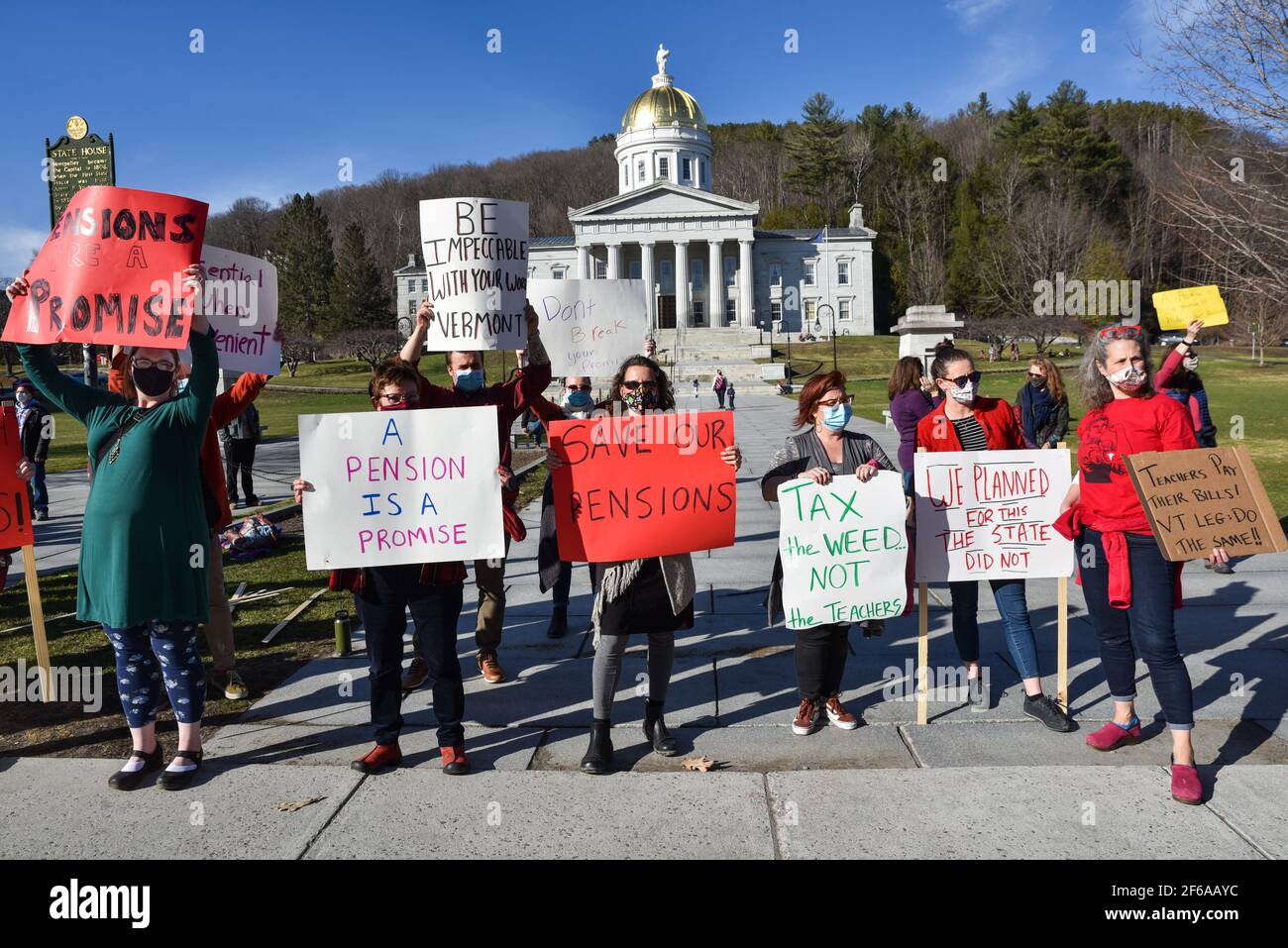 Demonstration von Lehrern aus Vermont, um gegen Änderungen ihrer öffentlich finanzierten Pensionspläne zu protestieren, Vermont State House, Montpelier, VT, USA. Stockfoto