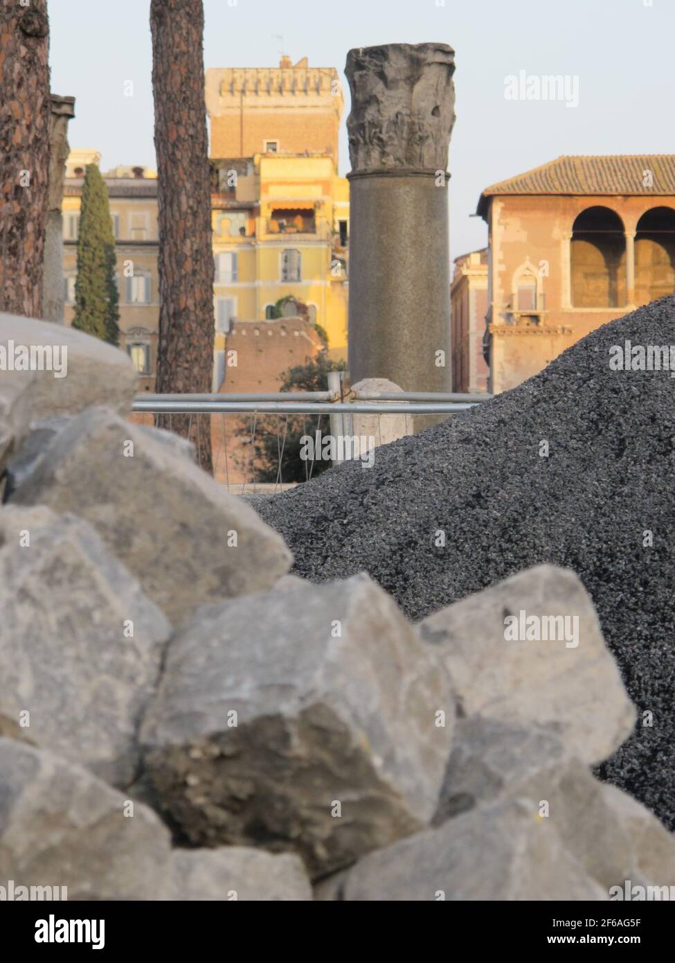 Rom, Italien. November 2020, 11th. Pflastersteine liegen auf einem Haufen im Trajan Forum. Die Beziehung der Römer zu ihren traditionellen Pflastersteinen hat etwas Verrücktes daran. Einige nennen es Liebe-Hass. Zweiräder fluchen über die holprigen Straßen im Zentrum der Millionenstadt. (To dpa 'Roman Balancing Act - Es gibt immer Hämmern auf dem Kopfsteinpflaster') Quelle: Petra Kaminsky/dpa/Alamy Live News Stockfoto