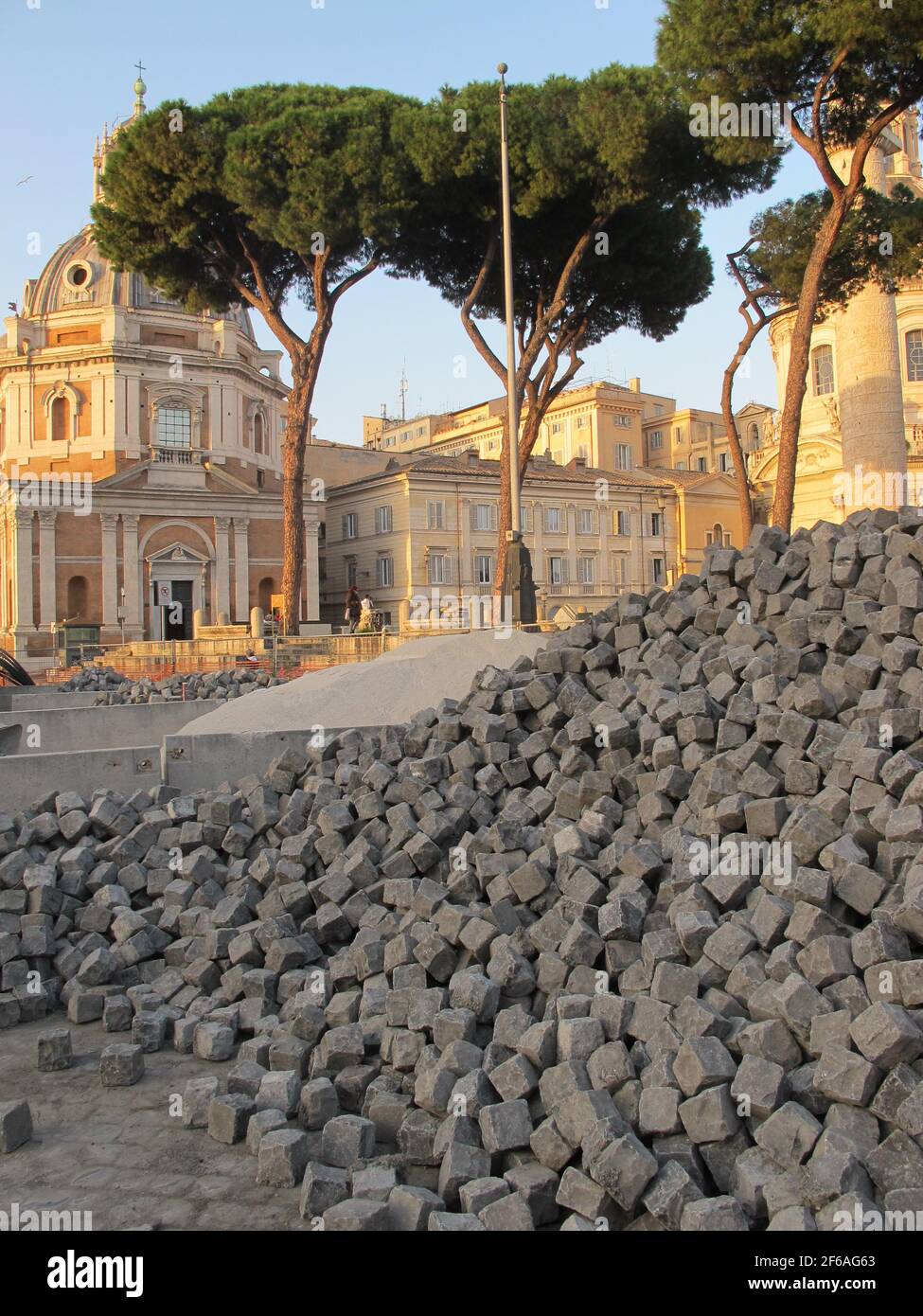 Rom, Italien. November 2020, 11th. Pflastersteine liegen auf einem Haufen in der Nähe des Trajan Forums. Die Beziehung der Römer zu ihren traditionellen Pflastersteinen hat etwas Verrücktes daran. Einige nennen es Liebe-Hass. Zweiräder fluchen über die holprigen Straßen im Zentrum der Millionenstadt. (To dpa 'Roman Balancing Act - Es gibt immer Hämmern auf dem Kopfsteinpflaster') Quelle: Petra Kaminsky/dpa/Alamy Live News Stockfoto