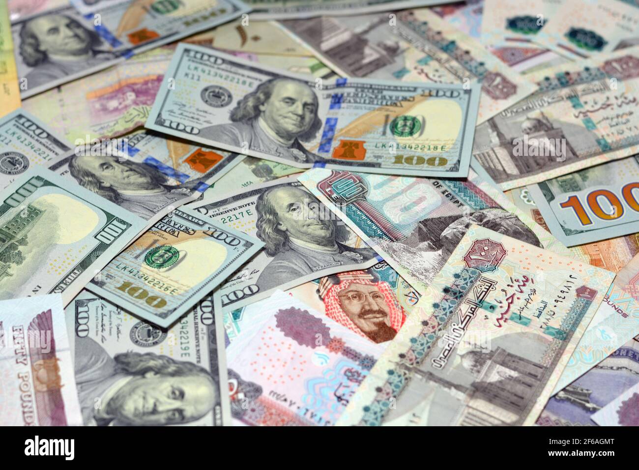 Saudi-Arabien Währung mit USA Währung und Ägypten Währung Banknoten. Saudi-Arabien riyals, ägyptischen Pfund und amerikanischen Dollar Wechselkurs Stockfoto