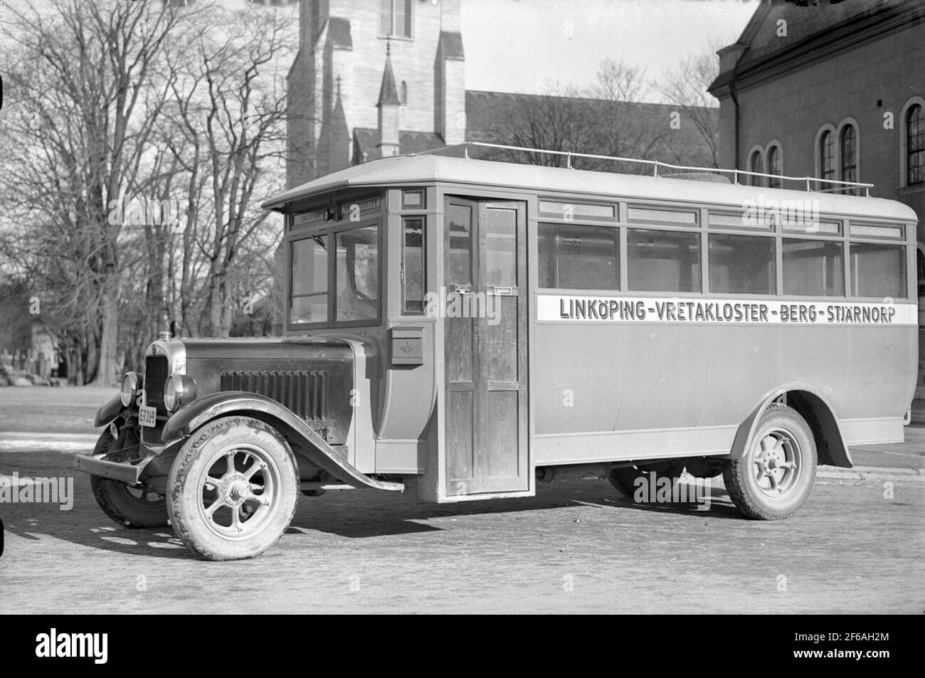 General Motors, GMC-Bus, hergestellt für Nilsson, Mountain. Hier vor dem Linköping Dom. Verkehrsstrecke Linköping - Vretakloster - Bergstar torp. Die Karosserie von der Aktiengesellschaft schwedischen Eisenbahn-Werkstätten, ASJ hergestellt. Stockfoto