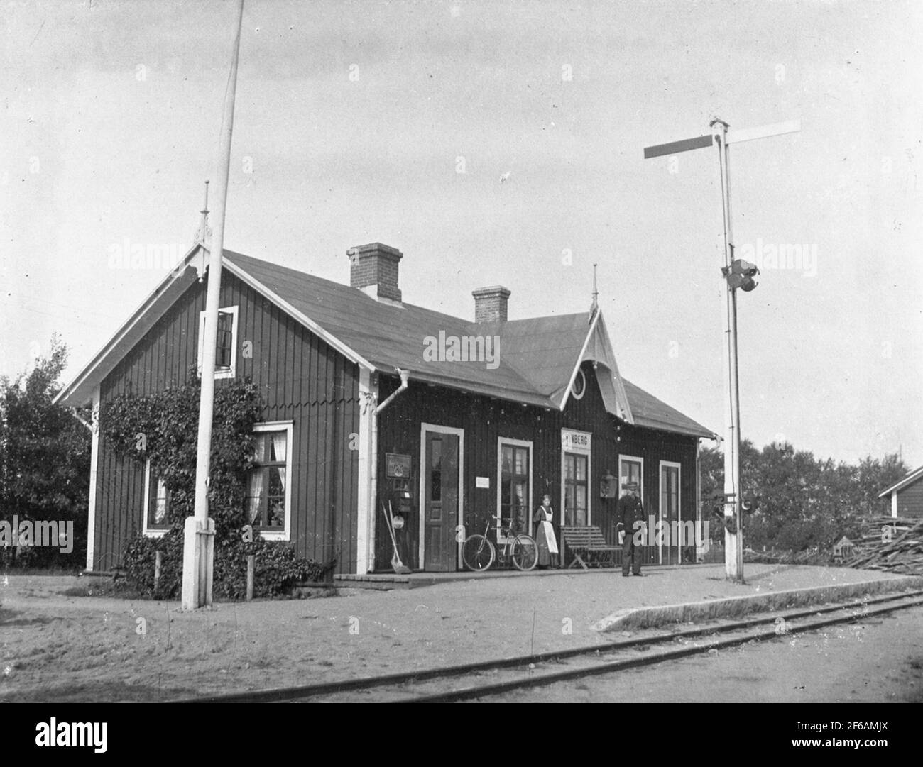 Bahnhof geöffnet 27,9.1894, stillgesetzt 31,10.1959. Envourning Stationshaus aus Holz, erweitert im Jahr 1906. Bahnhofshaus links in gutem Zustand mit Schild und Semaphore 1988 Verkehrsgelände angelegt 1894. Expedition und Gehäuse renoviert 1942-43 Stockfoto