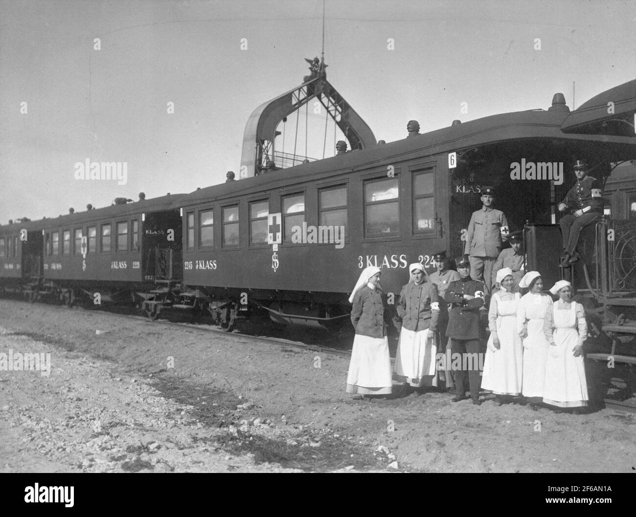 Medizinische Fachkräfte in einem der ungültigen Transportzüge, die während des Ersten Weltkriegs zwischen Trelleborg und Haparanda fuhren. Stockfoto