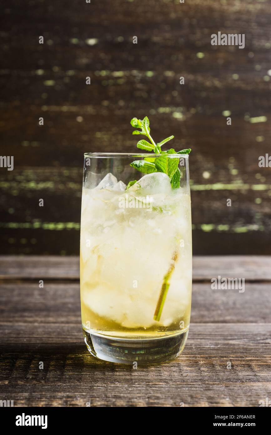 Cocktail auf Basis von süßem Rum mit Minze. Selektiver Fokus. Geringe Schärfentiefe. Stockfoto