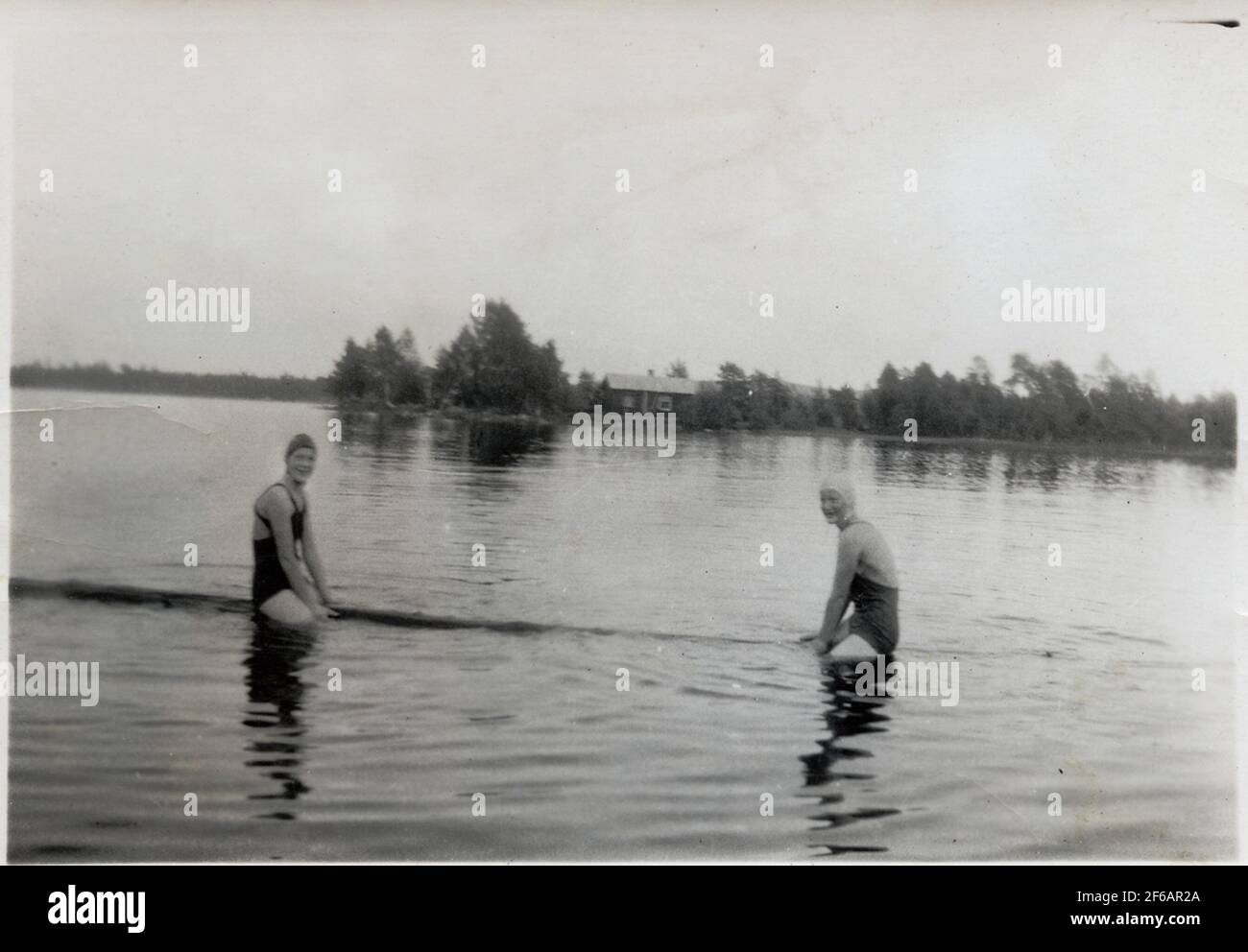 Karin und Siri, Mittsommer 1935. Auf der Nordseite des Sees erscheint der Toret Engvalls. Stockfoto