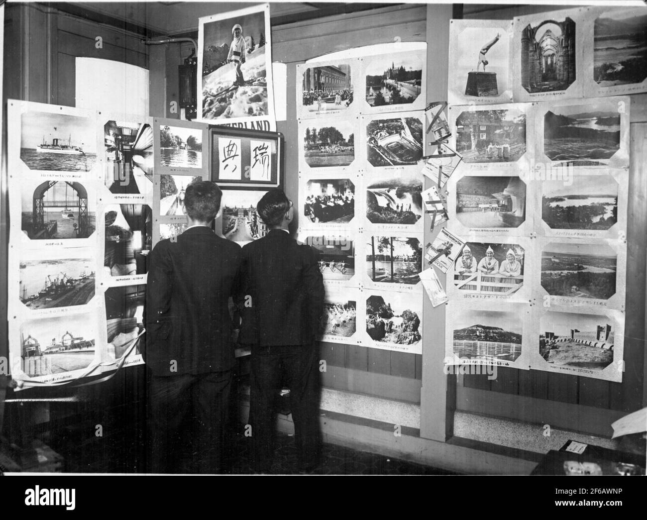 Zwei Japaner studieren eine Reihe von Schwarz / Weiß-Fotografien Mit bekannter alter schwedischer Fototootive.Svenska SJ nahm an dieser Ausstellung Teil In Japan Stockfoto