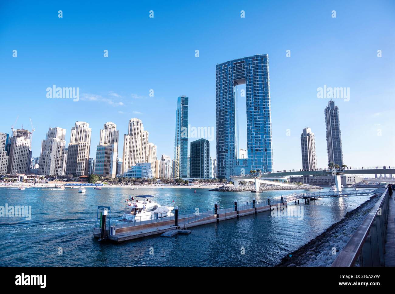 Panoramablick auf die Kreuzfahrtschiffe und Wolkenkratzer am Yachthafen von Dubai, aufgenommen von der Ain Dubai auf den Blue Water Islands, Dubai, VAE. Stockfoto