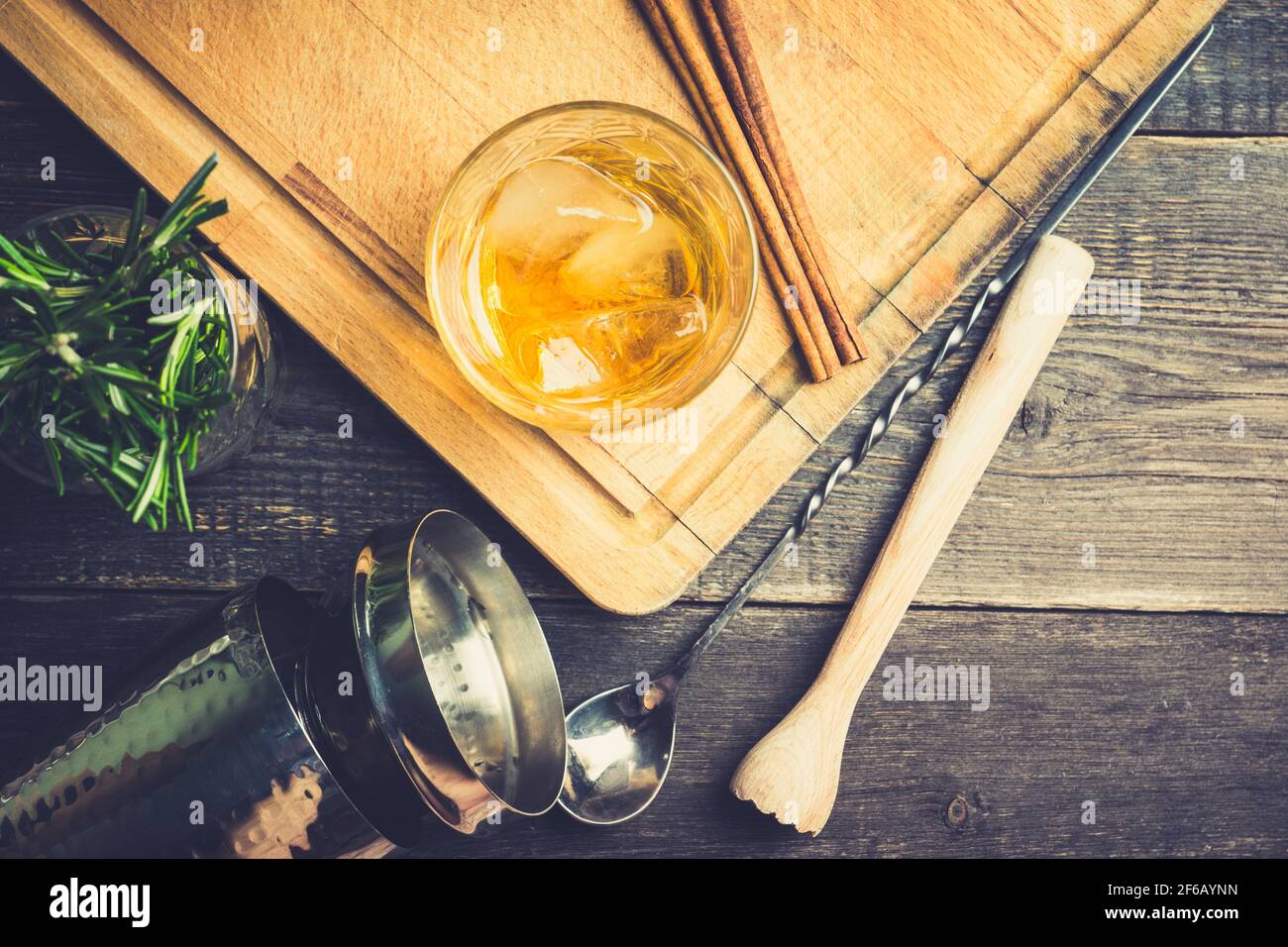 Alter Cocktail auf rustikalem Hintergrund. Selektiver Fokus. Geringe Schärfentiefe. Stockfoto