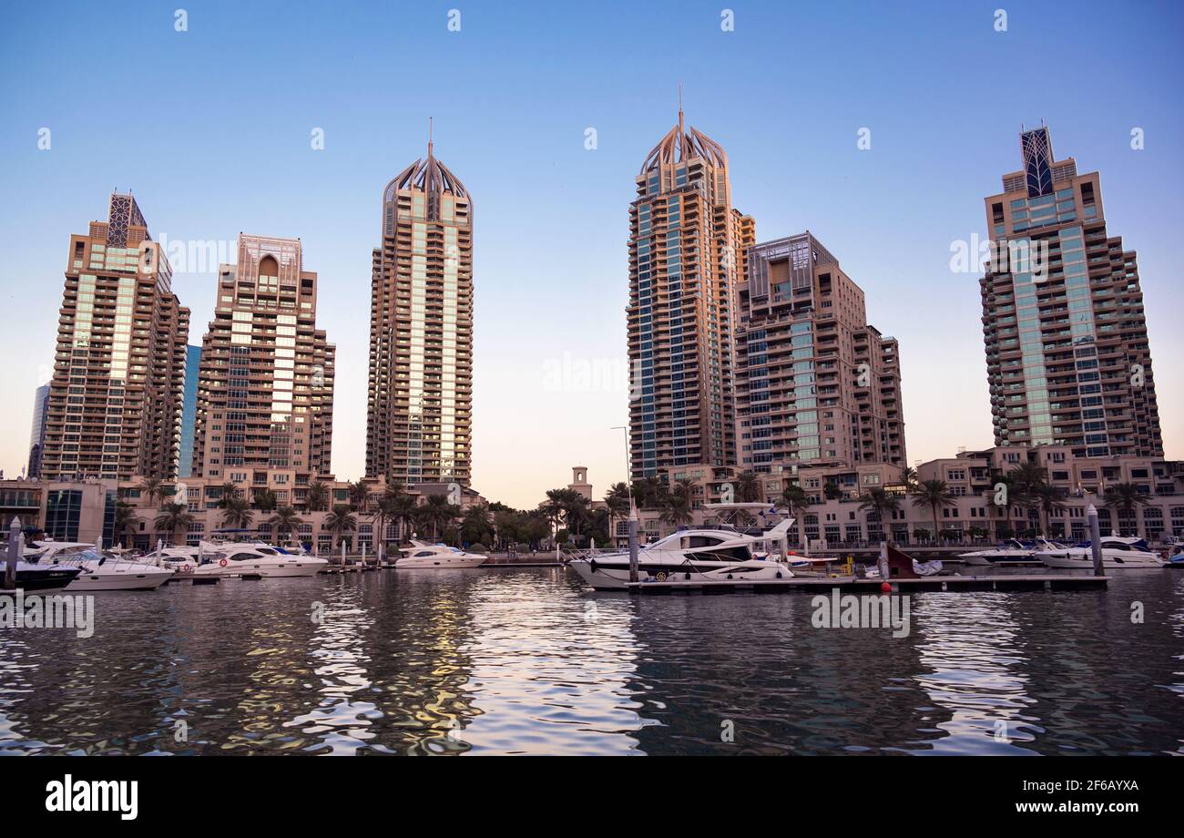 Blick auf die wunderschönen Himmel Schrecker, Apartments, Kreuzfahrt-Deck und Hotels während der Abendzeit von der Marina Mall, Dubai, VAE gefangen. Stockfoto