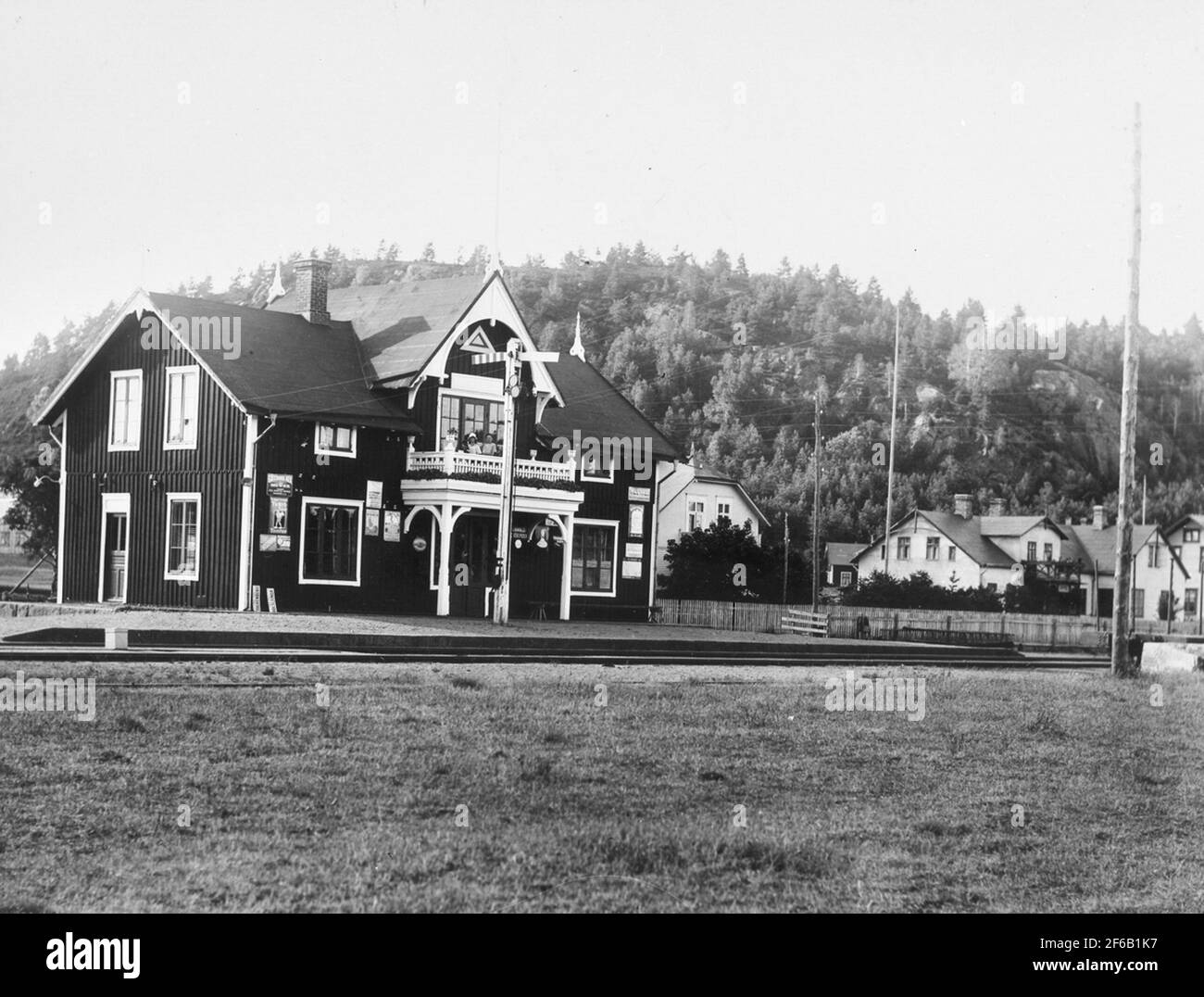 Bahnhof geöffnet 27,9.1894. Bahnhofshaus mit zwei Etagen in Holz. Nicht Verwendet 31,10.1959. Stationhouse wurde 1988 verlassen, aber stark renoviert. Als VBÄJ 1911 antrat, wurde 1896 ein Eisenbahnhotel gebaut. Eineinhalb-stöckiges Bahnhofshaus in Woodenfj, Falkenbergs Eisenbahn rot, weiße Knoten, Leisten, Lining Balkon und Postarbeit. Moosgrüne Türen und Fenster, schwarzes Dach. Stockfoto