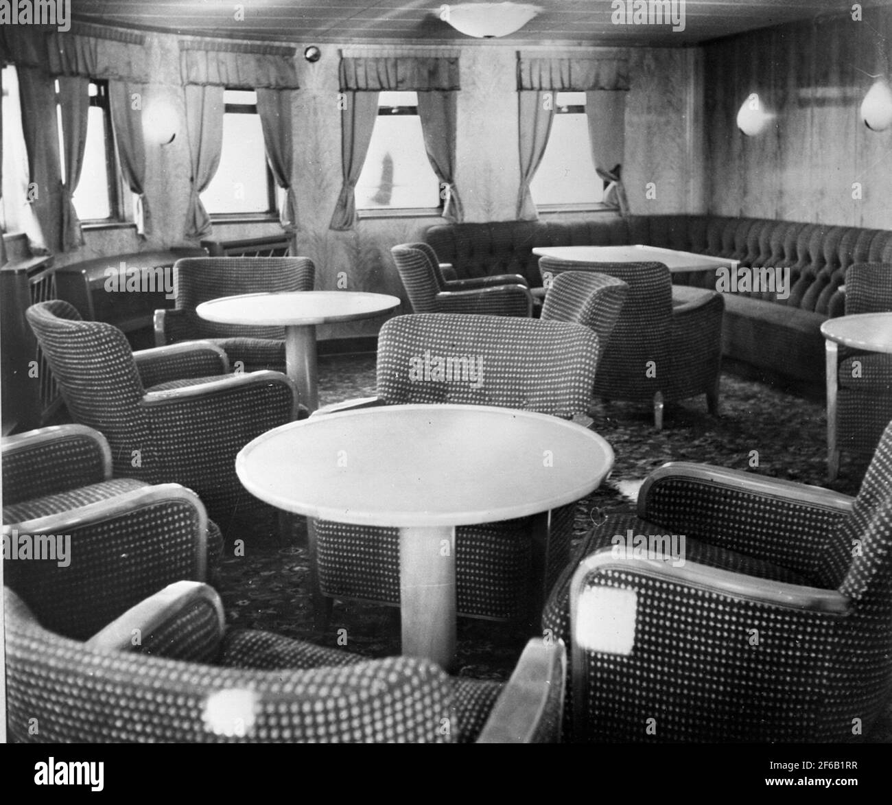 Die Güterfähre "starke", der Salon nach dem Umbau.Tank gemeinsam eine Eisbrecherfähre für Kungsleden zu bauen führte zu dem Rumpf nach starke wurde in Kiel gebaut und dass die Fähre auf Lindholmen Runden in Göteborg abgeschlossen wurde. Im Januar 1931 wurde sie in Dienst gestellt, nach einem zufälligen Kampf um den Namen des Stards, 26. Februar 1942 würde stark helfen, den König, der vor Rügen eingefroren. Besser ging es jedoch nicht, als dass ein Fahrer beim Heck der starke stecken blieb und mehrere Eisenbahnwaggons aufspürten. An Bord waren 44 Mannsbesatzungen und zehn Personen im Restaurantpersonal. Am meisten sparen Stockfoto