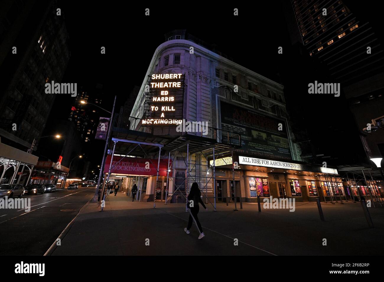 New York, USA. März 2021, 30th. Ein Blick auf das geschlossene Shubert Theater am Times Square, wie Stadtplaner hoffen, Broadway und Off-Broadway Produktion bis September 2021, New York, NY, 30. März 2021 wieder zu öffnen. Der Bürgermeister von New York, Bill de Blasio, wird eine eigene COVID-19 Impfstelle für die Theaterindustrie und Pop-up-Coronavirus-Testanlagen in der Nähe von Theatern schaffen. (Foto von Anthony Behar/Sipa USA) Quelle: SIPA USA/Alamy Live News Stockfoto