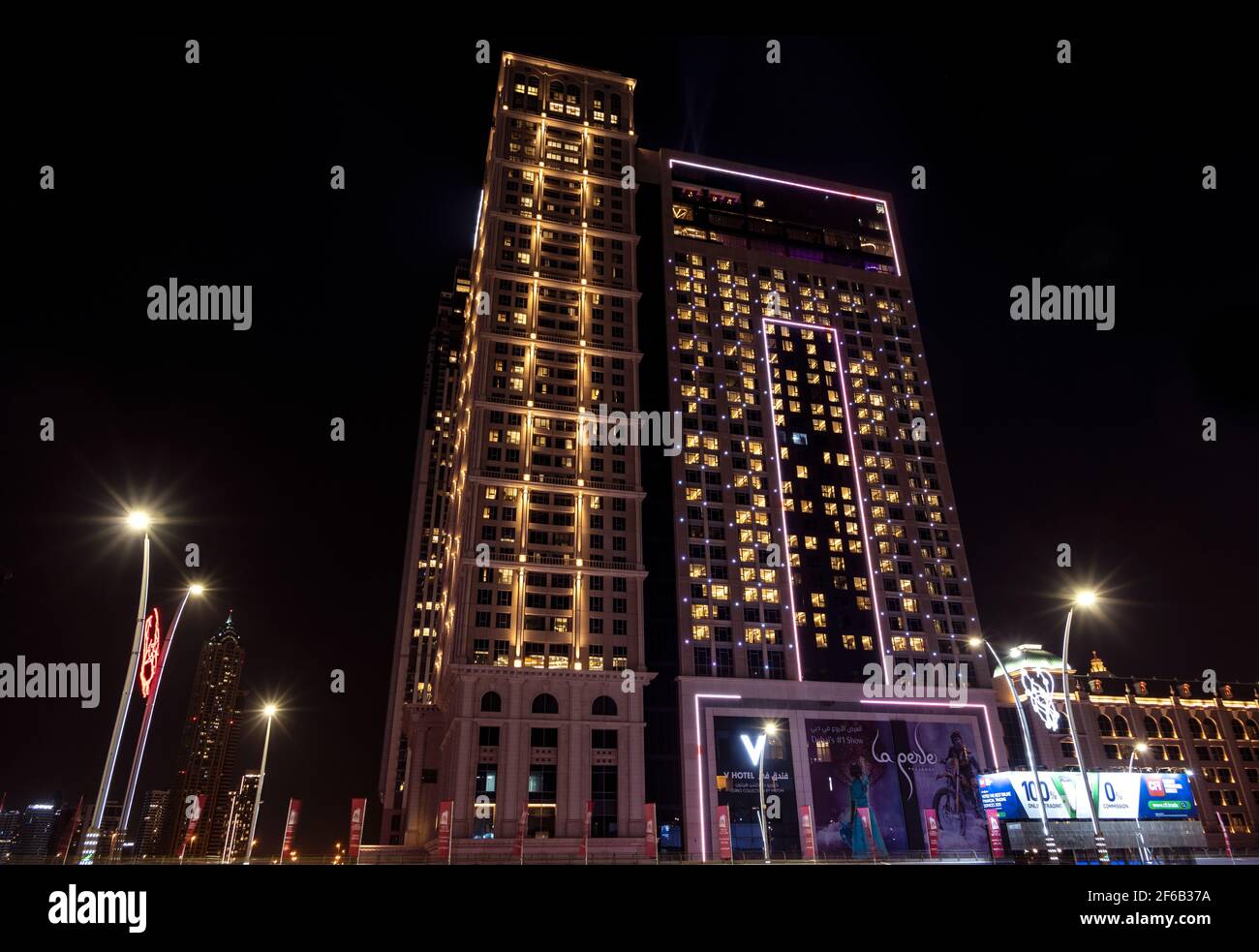 JANUAR 2021, DUBAI VAE. Das V Hotel wurde nachts auf der geschäftigen sheikh zayed Road in Dubai, VAE, festgehalten. Langzeitbelichtung. La Perle Event Hotel Stockfoto