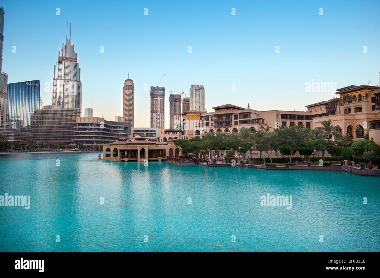 JANUAR 2021, Dubai, VAE. Wunderschöne Aussicht auf den Souk al bahar, das dubai Einkaufszentrum, Hotels und andere Gebäude, die im Erholungsboulevard-Bereich gefangen sind Stockfoto