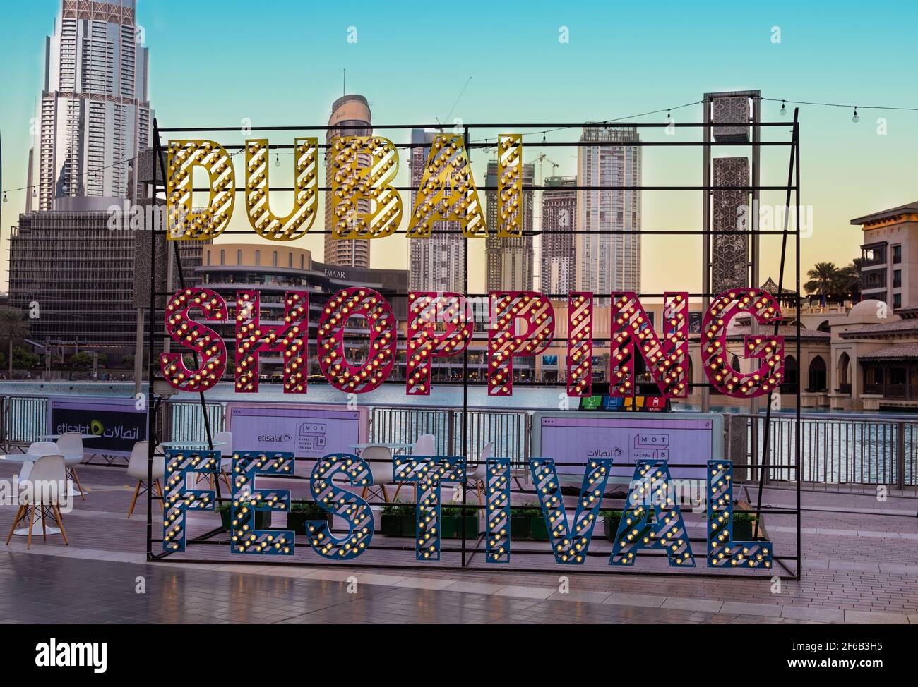 Januar 2021, dubai, vae. Dubai Shopping Festival Display auf dem belebten Freizeitmarkt im Burj Park, Dubai, VAE während des Shopping Festivals. Stockfoto