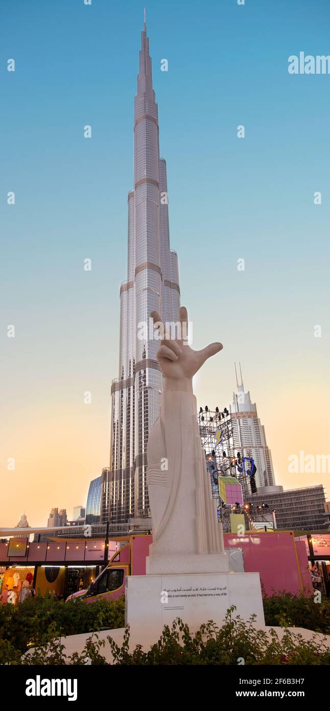 JANUAR 2021, DUBAI, VAE. Statue einer Hand, die das Siegeszeichen mit dem Burj Khalifa im Hintergrund zeigt, aufgenommen auf dem Etisalat DSF-Markt im Burj Park Stockfoto