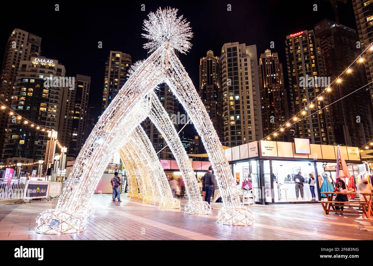 JANUAR 2021, DUBAI, VAE. Wunderschön beleuchtete Dekorationen für das Dubai Shopping Festival auf dem belebten Etisalat DSF Markt im Burj Park Stockfoto