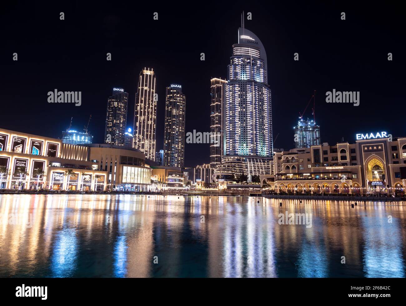 JANUAR 2021, Dubai, VAE. Wunderschöner Blick auf den beleuchteten Souk al bahar, das dubai Mall, das Adresshotel und andere Gebäude, die in der Dubai Mall gefangen sind Stockfoto