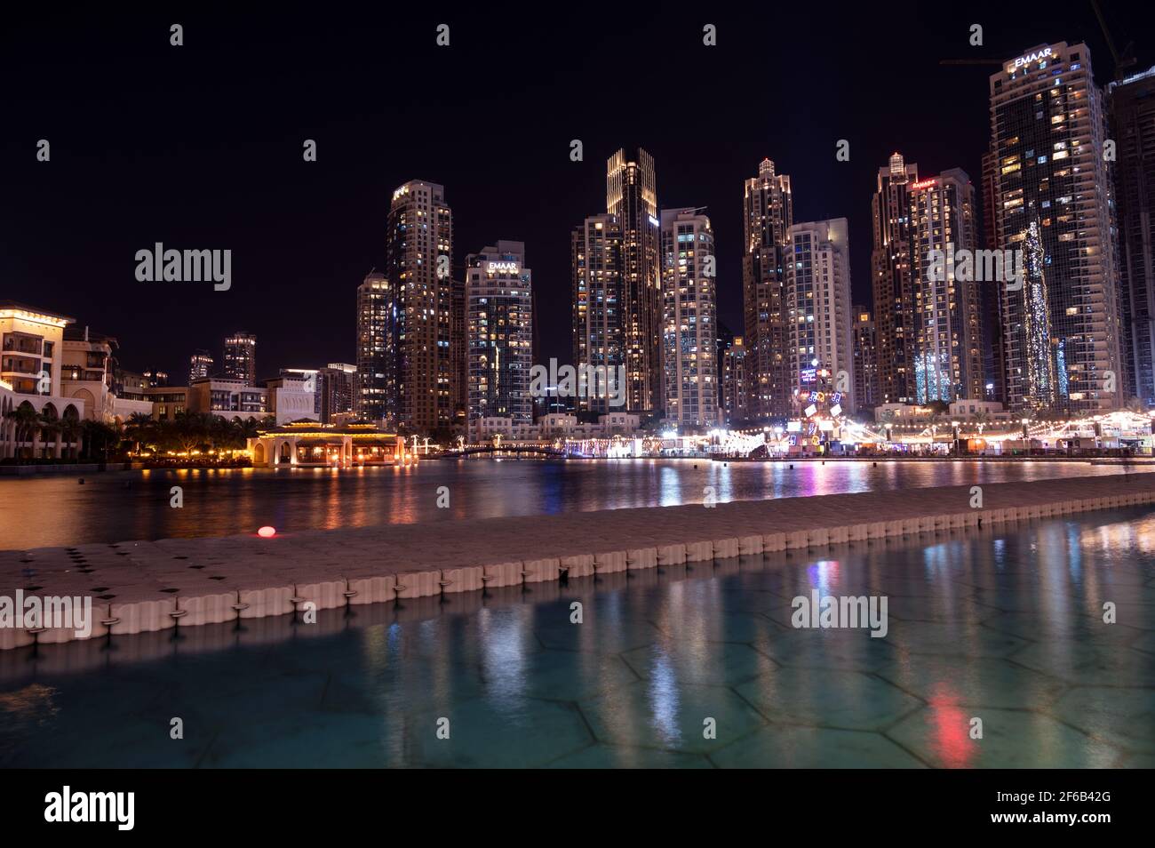 Januar 2021, dubai, vae. Blick auf die wunderschön beleuchteten Apartments am Erholungsboulevard des Burj Parks, Dubai, vae. Stockfoto