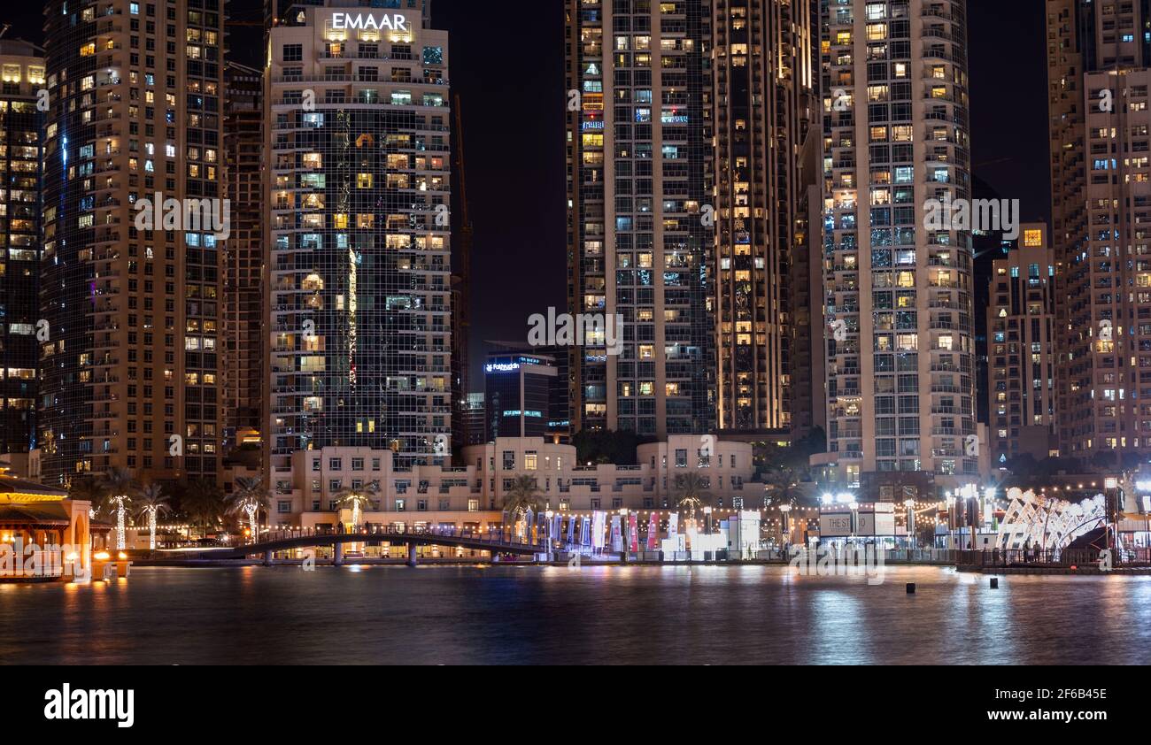 JANUAR 2021, DUBAI, VAE. Wunderschön beleuchtete Dekorationen für das Dubai Shopping Festival auf dem belebten etisalat dsf Markt im burj Park Stockfoto