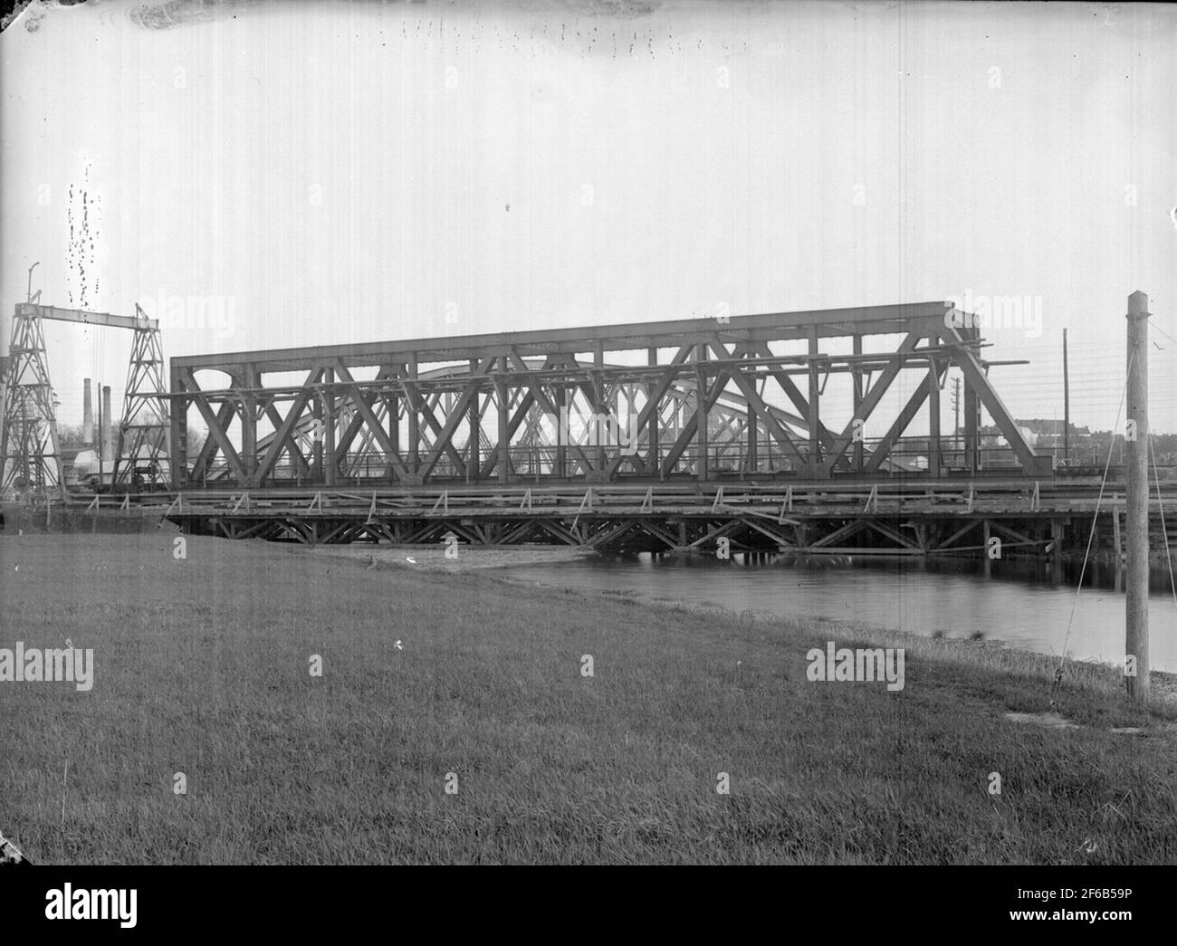 Brücke über Fyrisån zwischen Uppsala und Sala. Die alte Brücke wird durch eine neue vernietete Eisenbrücke aus Fachwerk ersetzt. Stockfoto