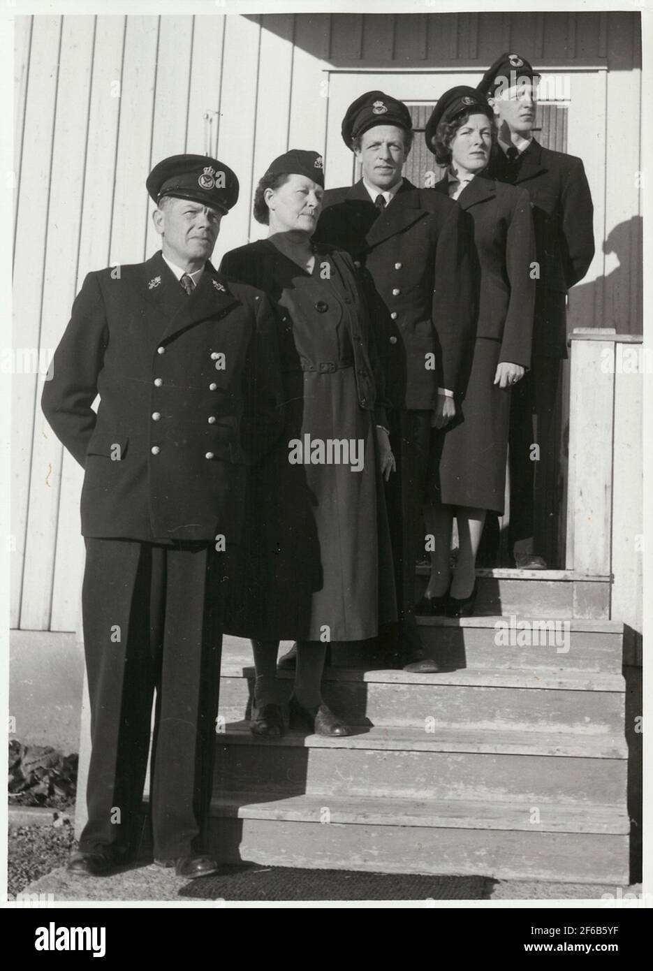 Familie Johansson. Korad nach Schweden Eisenbahnfamilie # 1 von SJ-Neu in Nr. 11-12 Jahr 1956. Bag Maid Jöns Johansson, Knocker, Mrs. Linna Johansson, Gnarp, Mrs. Märta Ahlgren, Ritter, Station Karl Ragnvald Johansson, Grate auf der Treppe zum Elternhaus in junker. Stockfoto