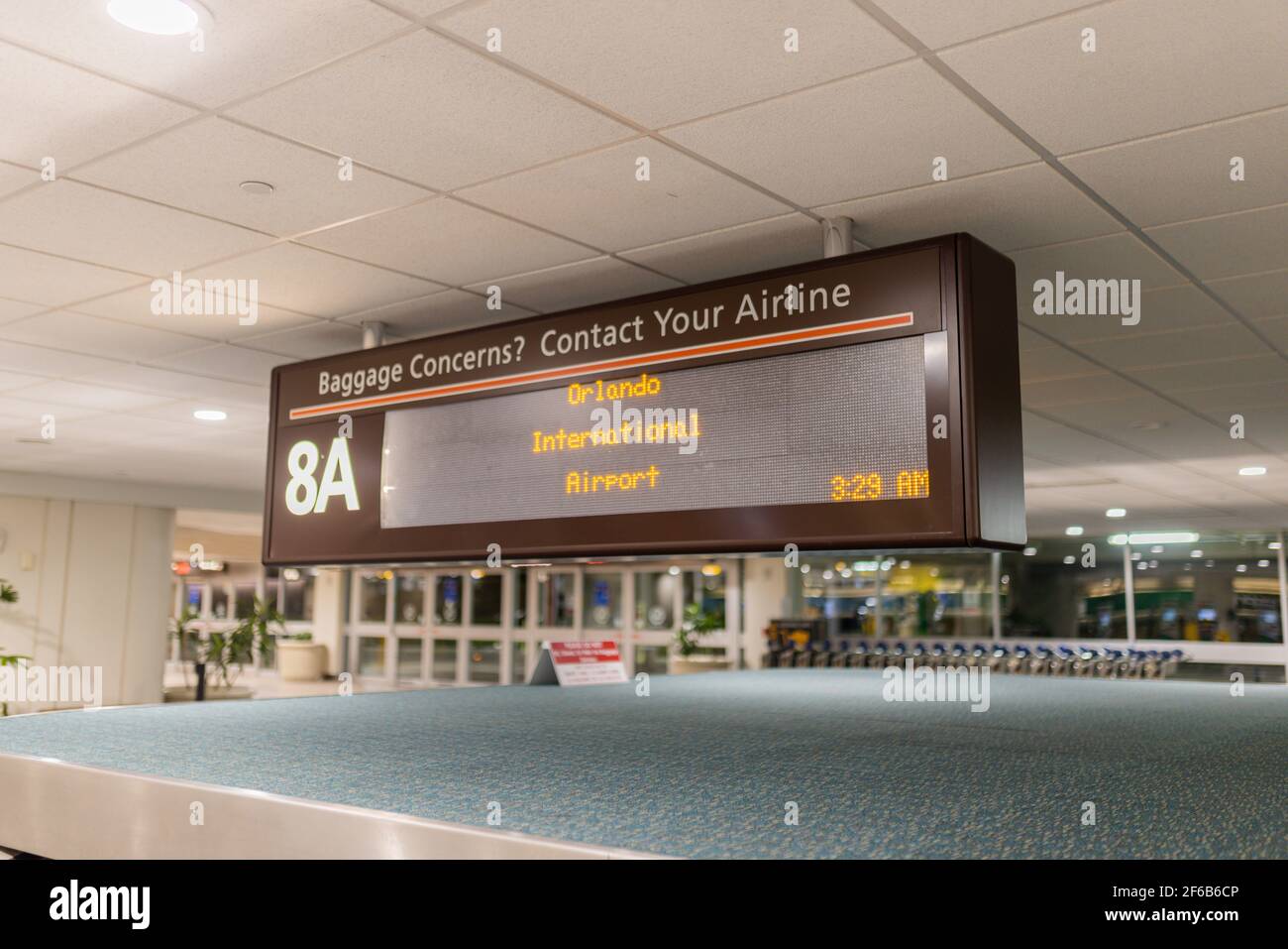 An der Decke hängt ein Schild vom Orlando International Airport Stockfoto