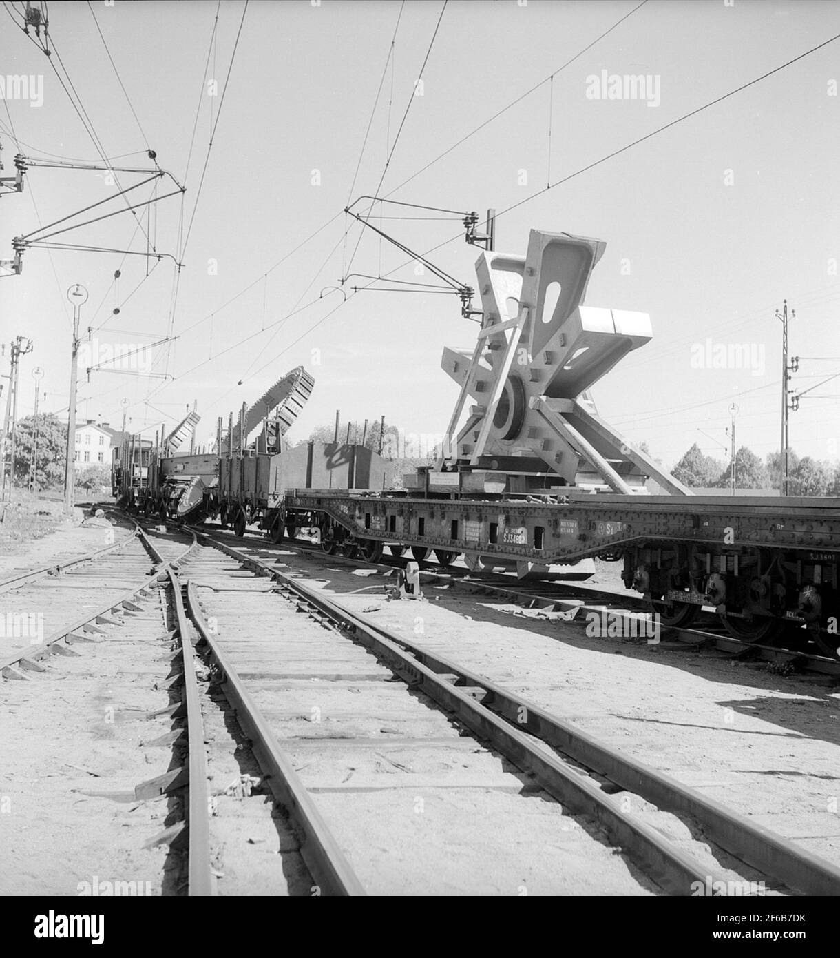 Die Staatsbahnen, SJ SD 34620. Tiefladewagen mit dreiachsigen Drehgestellen und anderen offenen Waggons. Transport von Rotorringen Västerås - Vallvik. Stockfoto
